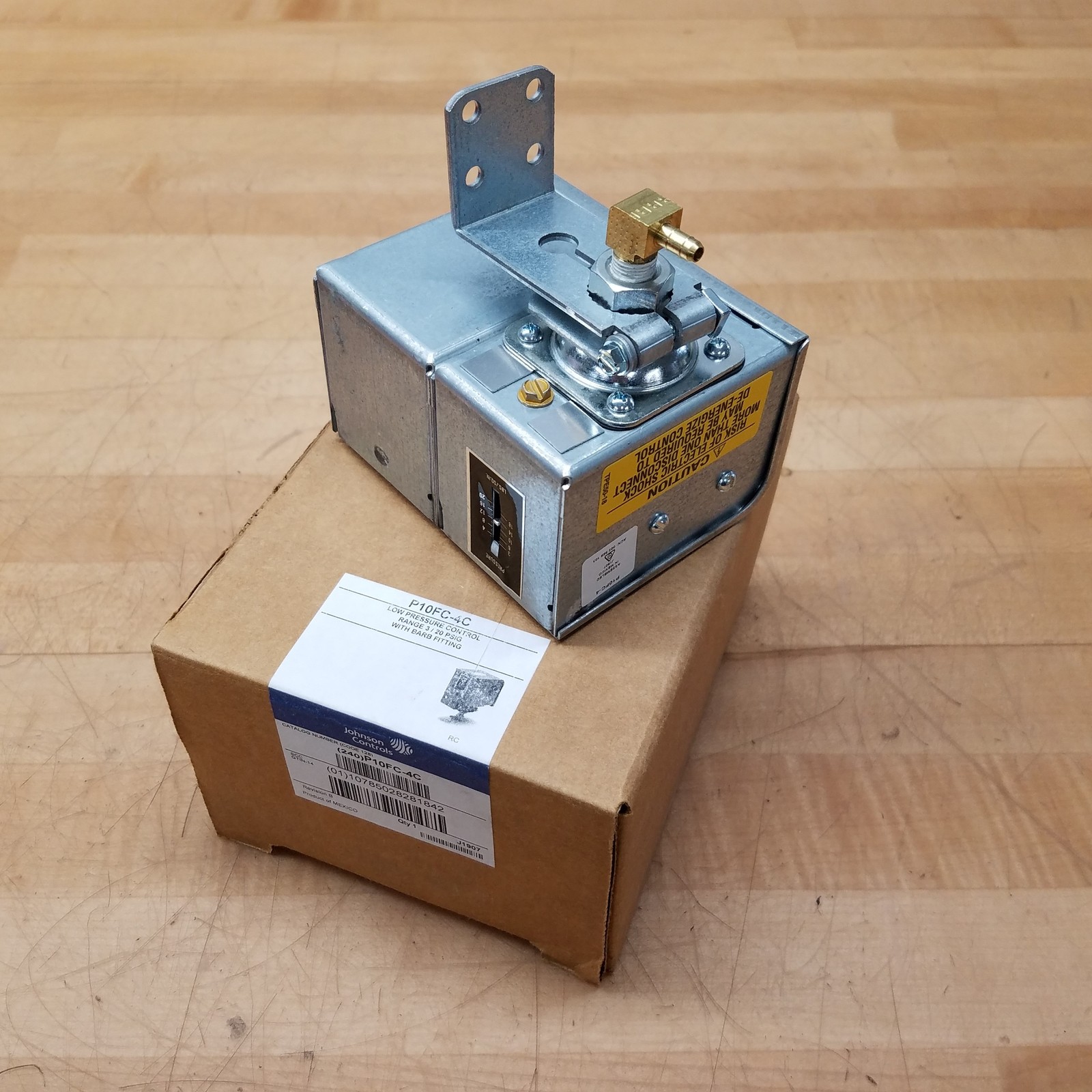 Johnson Controls P10FC-4C, Low Pressure Control, Range 3/20 PSIG W/ Barb Fitting