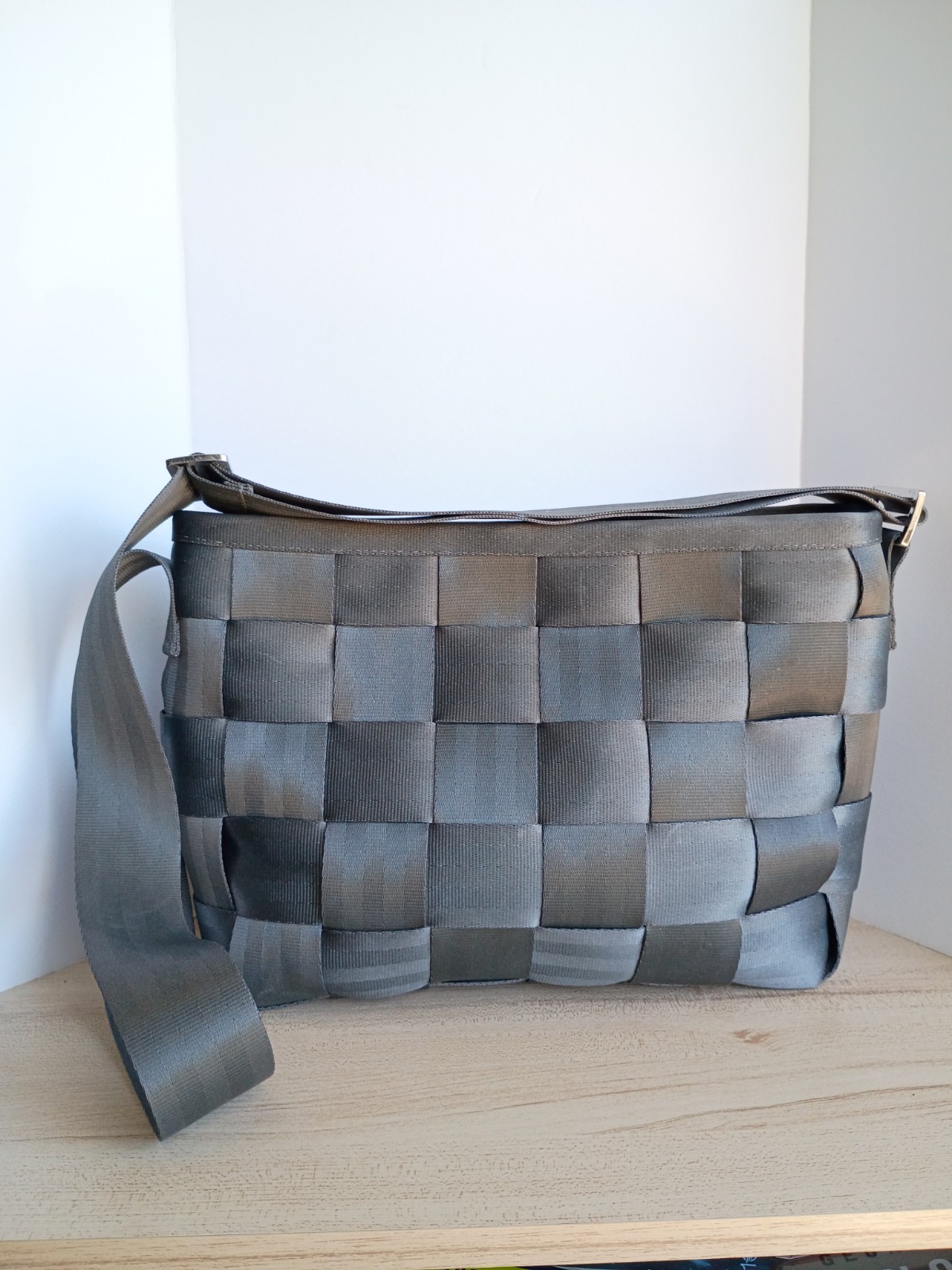 Harveys Seatbelt Woven Messenger Bag Lrg 13x11x4 Gray Grey Adjustable Crossbody