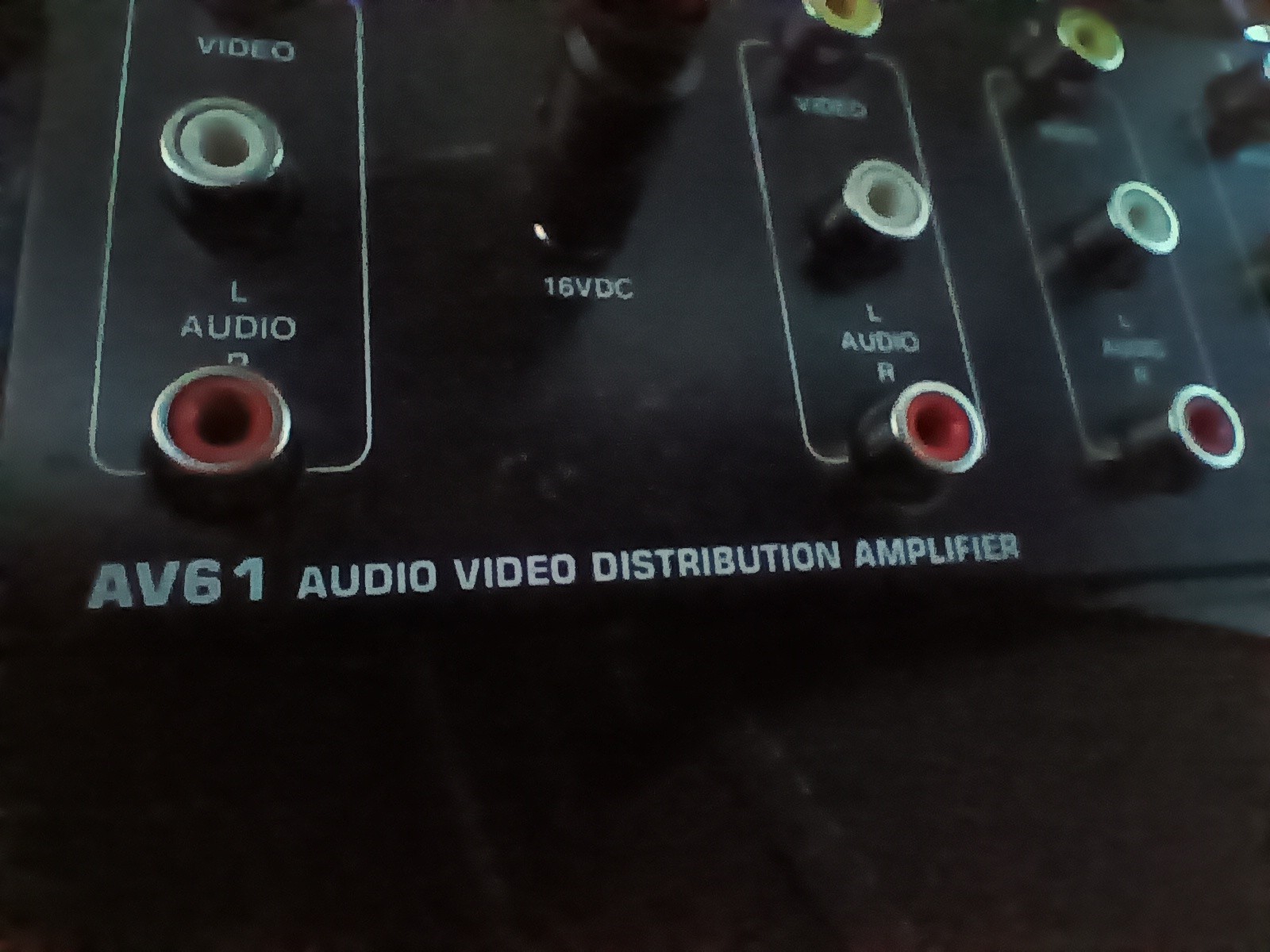 XANTECH AV61 6-Way A/V Audio Video Distribution Amplifier with charger