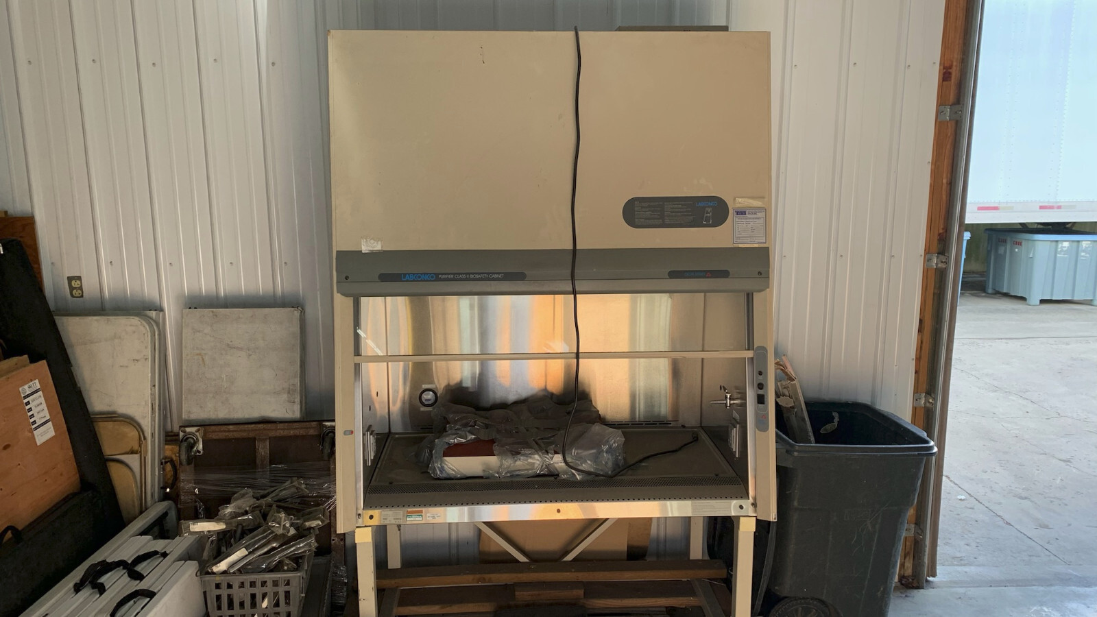 Labconco Delta Series Purifier Class II Fume Hood w/ Stand