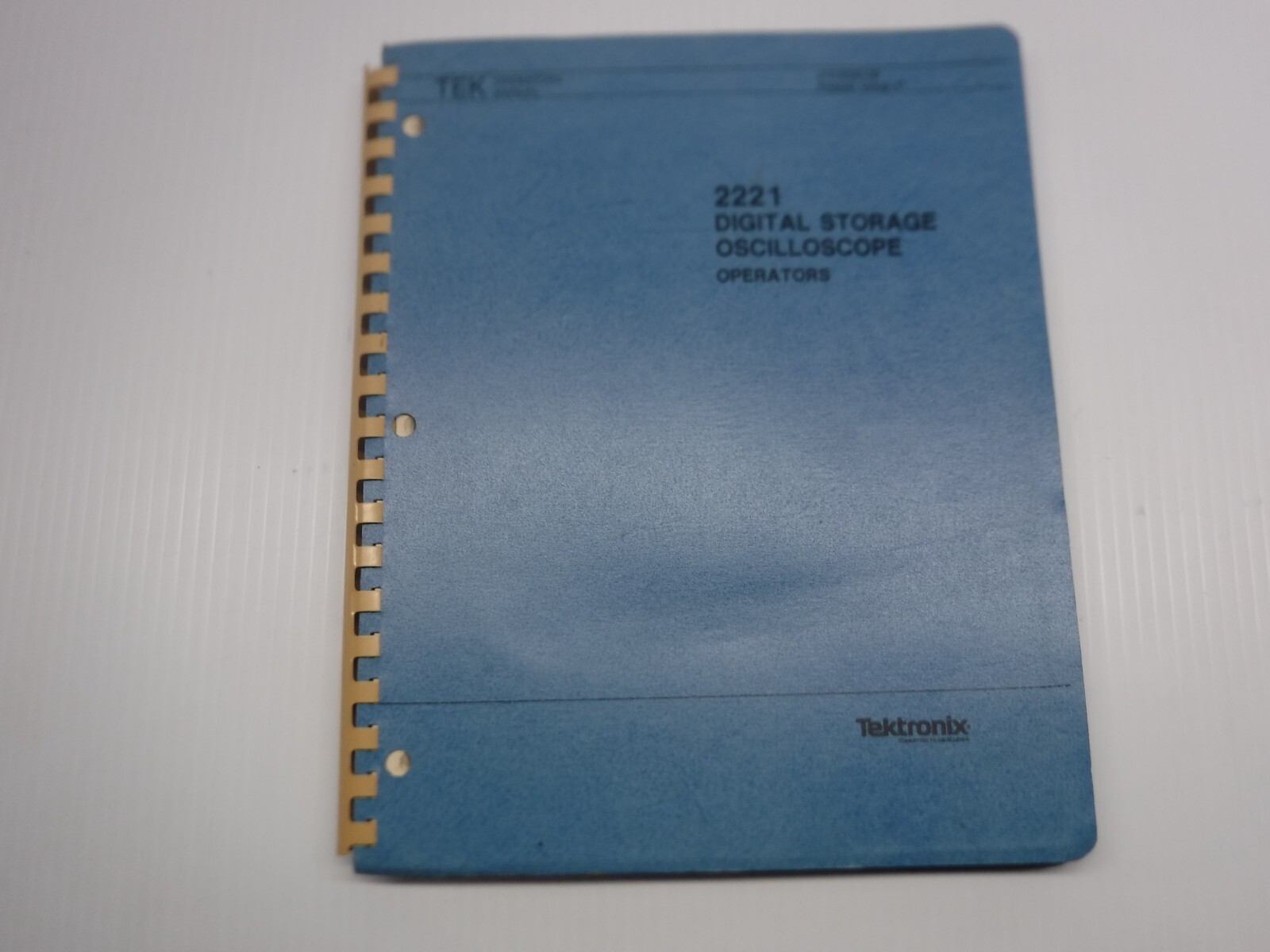 Tektronix 2221 Digital Storage Oscilloscope Operators Manual 070-6530-00