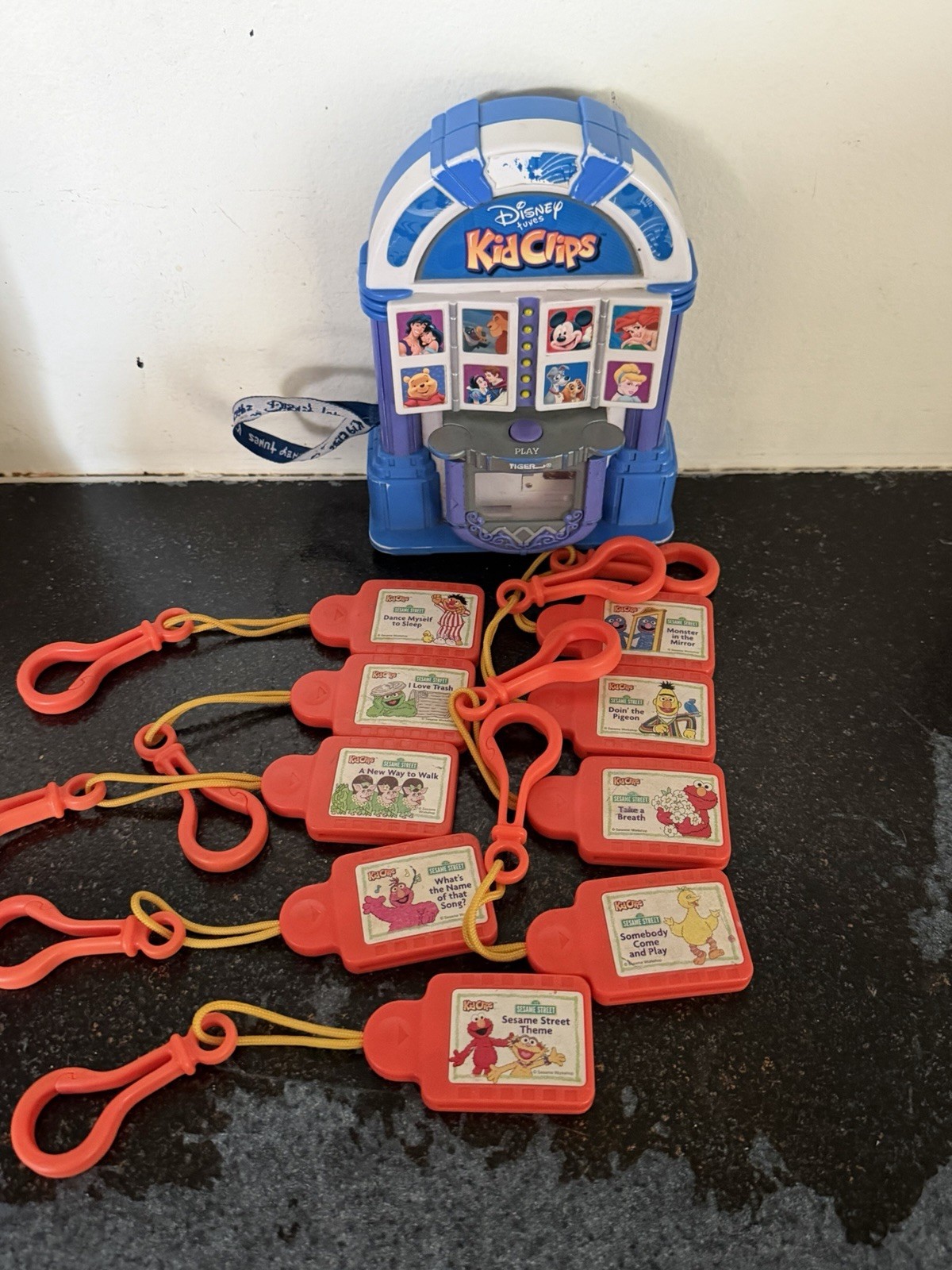 Disney Tunes Kid Clips Jukebox  Player w/ Sesame Street Clips