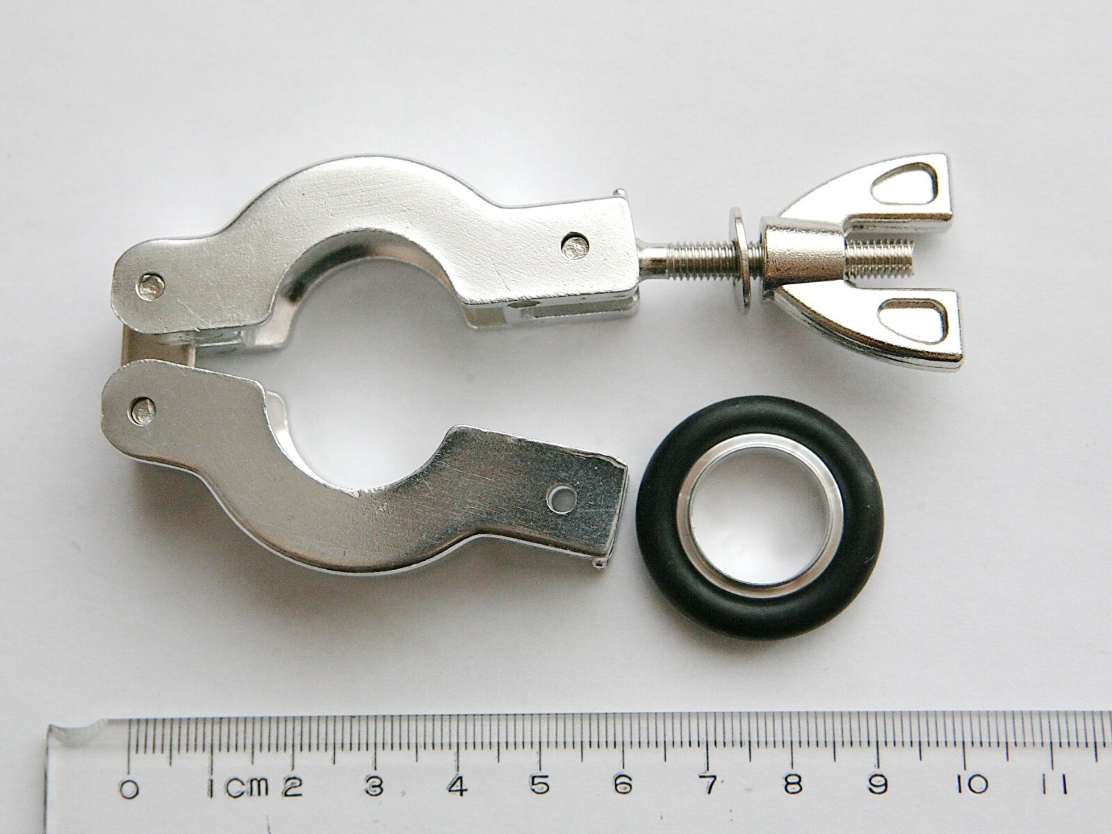 Lot Of 4 NW/KF-16 Clamps With Centering O-Rings, Aluminum, Vacuum