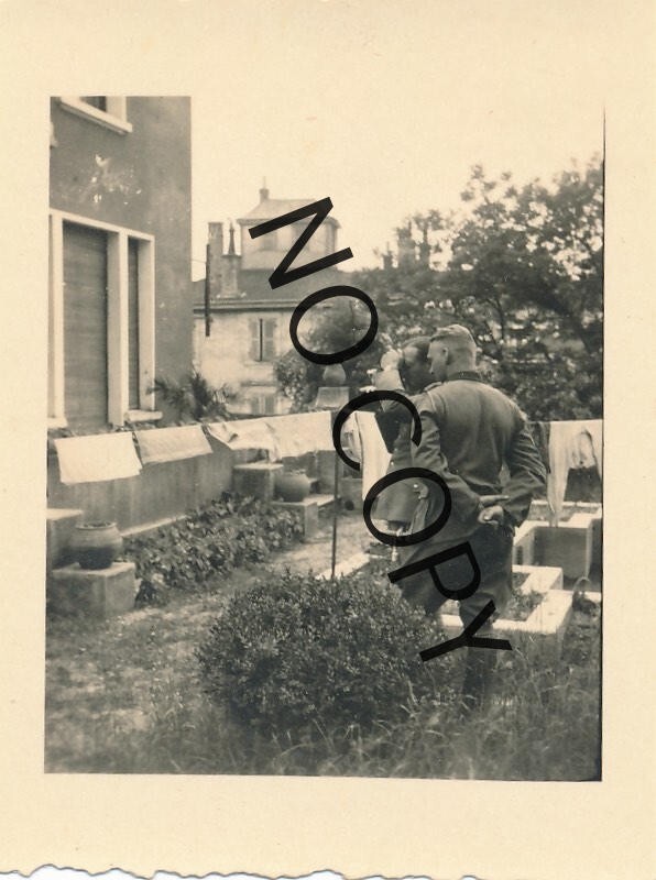 Photo WK2 - France Wehrmacht Soldiers in Their Quarters X102