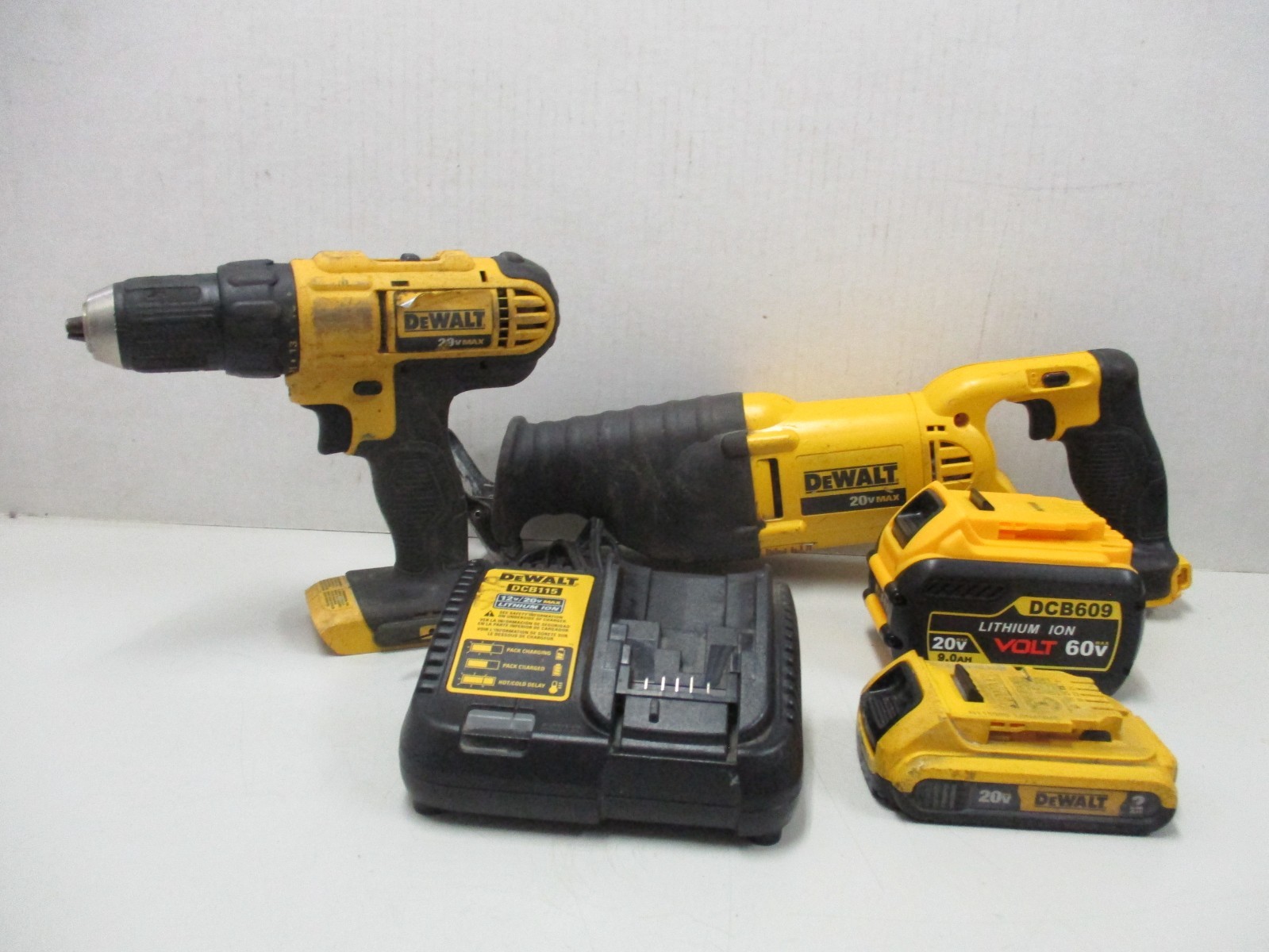 DeWALT 20v 1/2" Drill Driver, Reciprocating Saw w/2 Batteries,Charger & Tool Bag