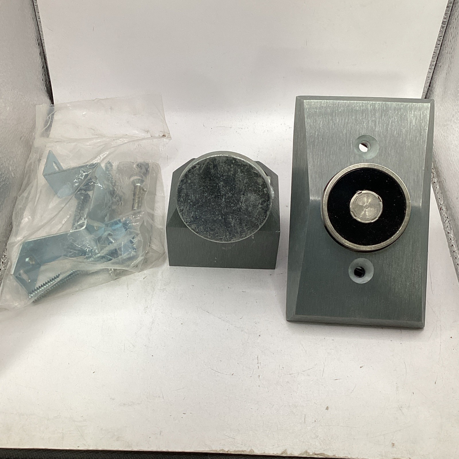Edwards 1504-AQ Door Holder 24 Vac 60Hz/DC Single Door Flush Mount NEW
