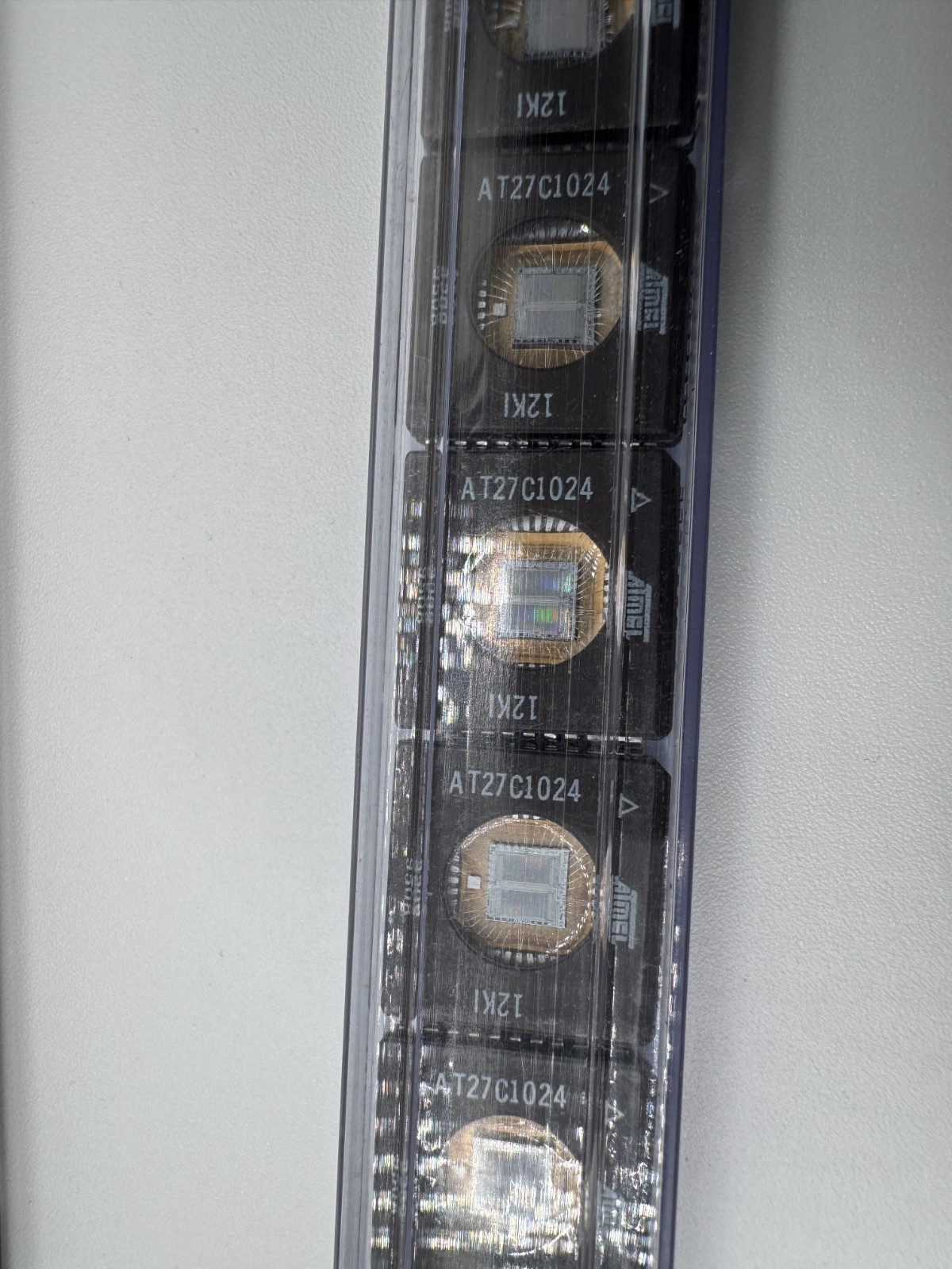 1 PCS AT27C1024-12KI ATMEL EPROM – 1Mbit (64K×16) UV-Erasable Ceramic PLCC 120ns