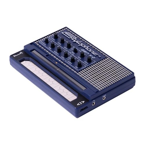 Portable analogue synthesizer keyboard with speaker delay filter