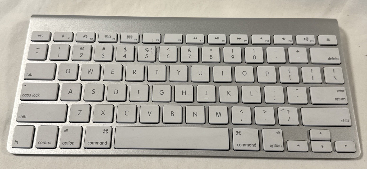 GENUINE Apple Wireless Bluetooth Keyboard A1314 Mac Tested works Great