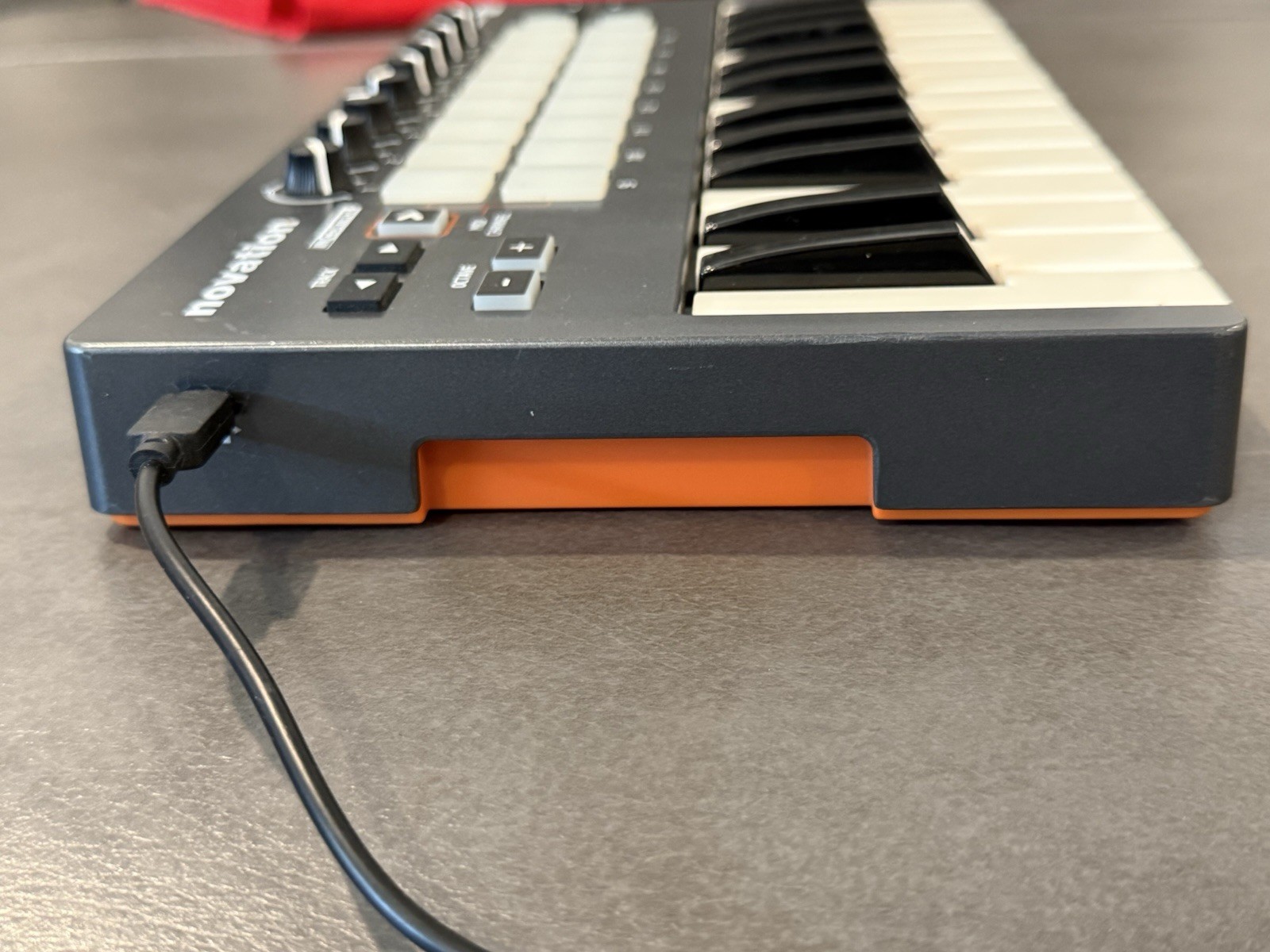 Novation Launchkey MINI 25-Key USB MIDI Keyboard Controller w/ Pads & Knobs