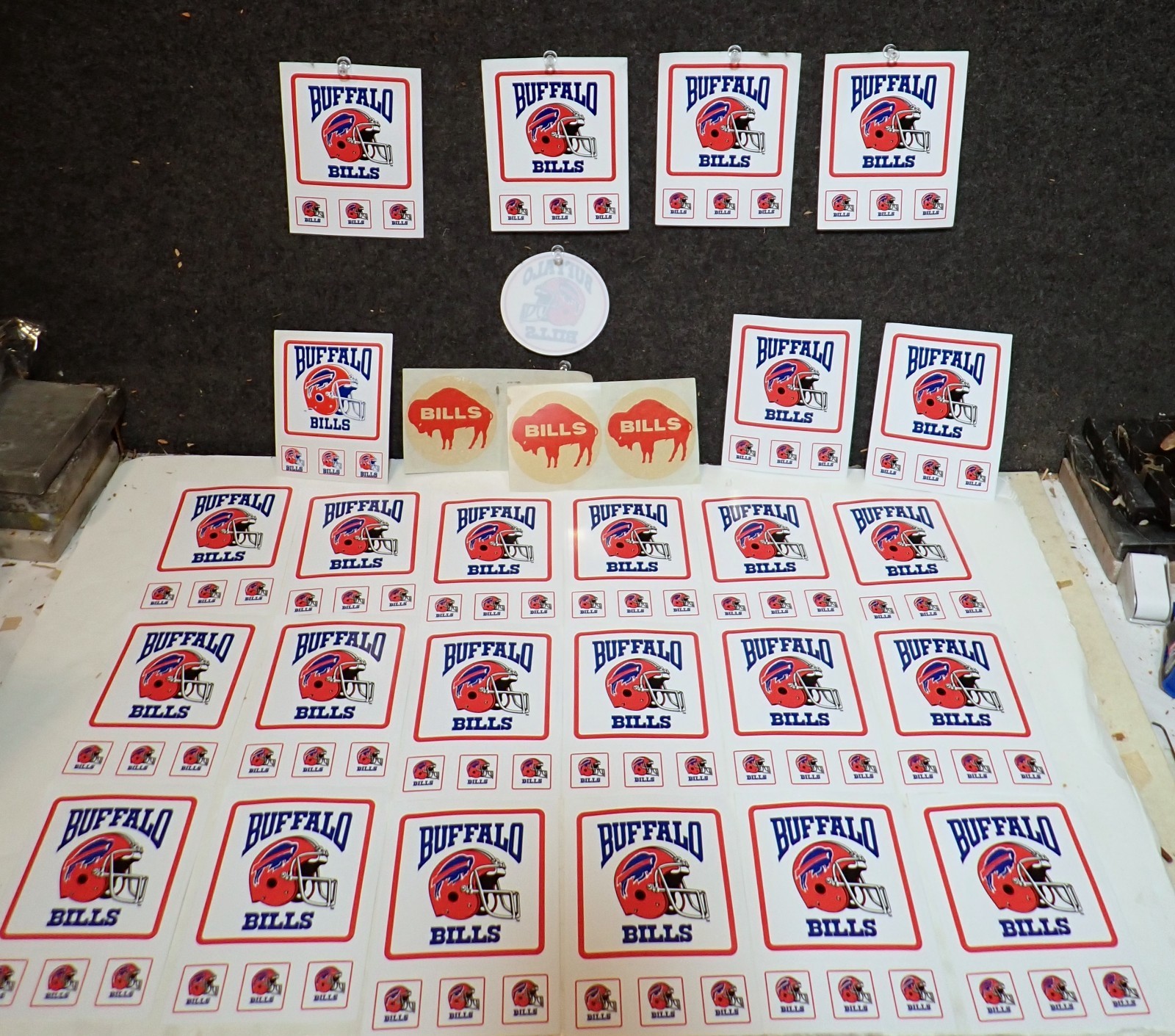 LOT OF 29 VINTAGE NEW YORK BUFFALO BILLS FOOTBALL STICKER & WATER DECALS
