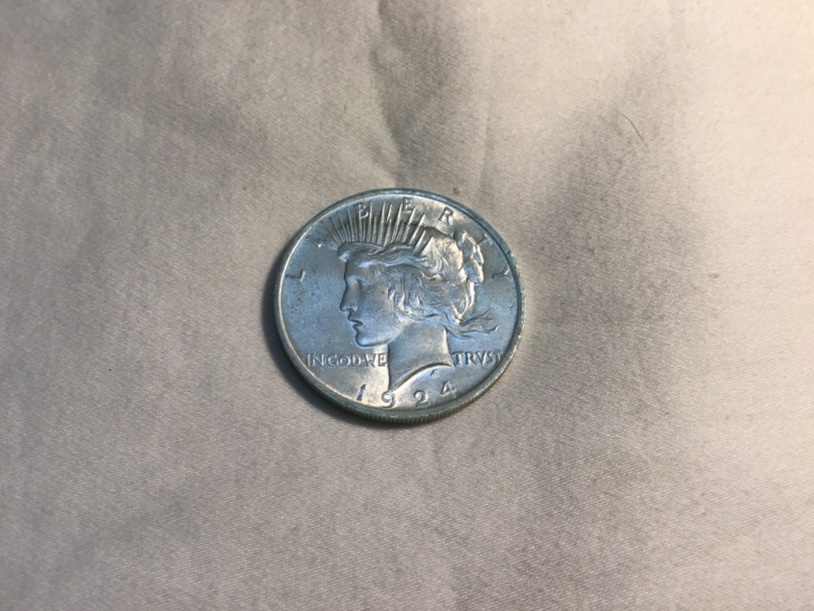1924 Silver Peace Dollar Brilliant Uncirculated Collector Coin. Very Nice.