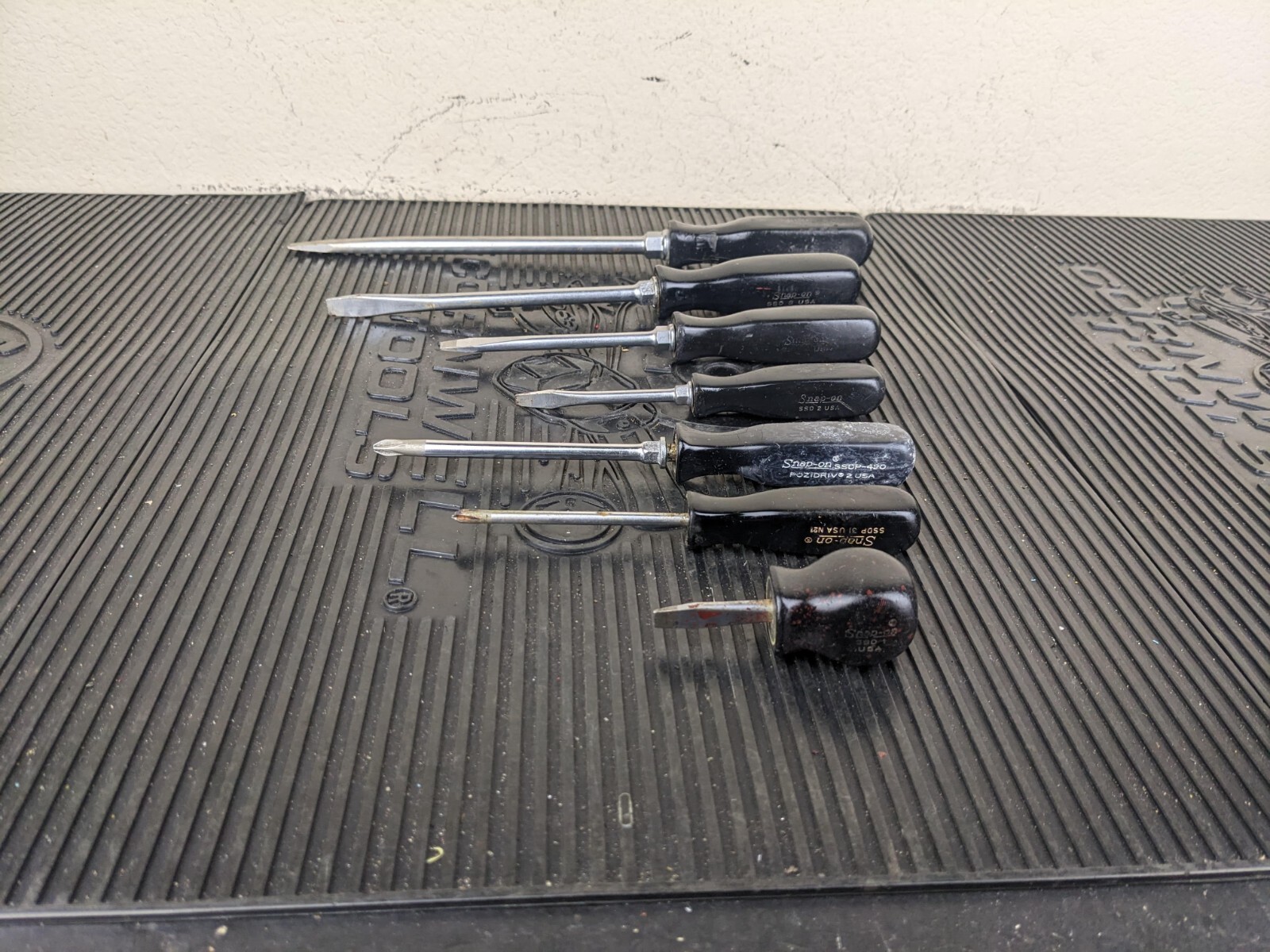 #bh041  Snap On Tools 7pc Flat Phillips Black Hard Handle Screwdriver Set