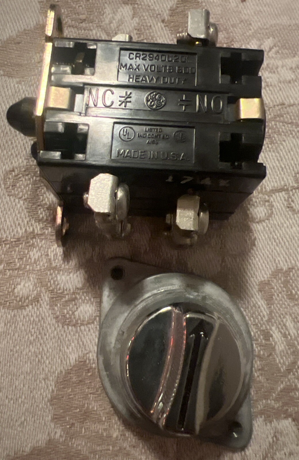 GENERAL ELECTRIC CR2940UB203F CONTROL SEL SW WITH CONTACT BLOCK