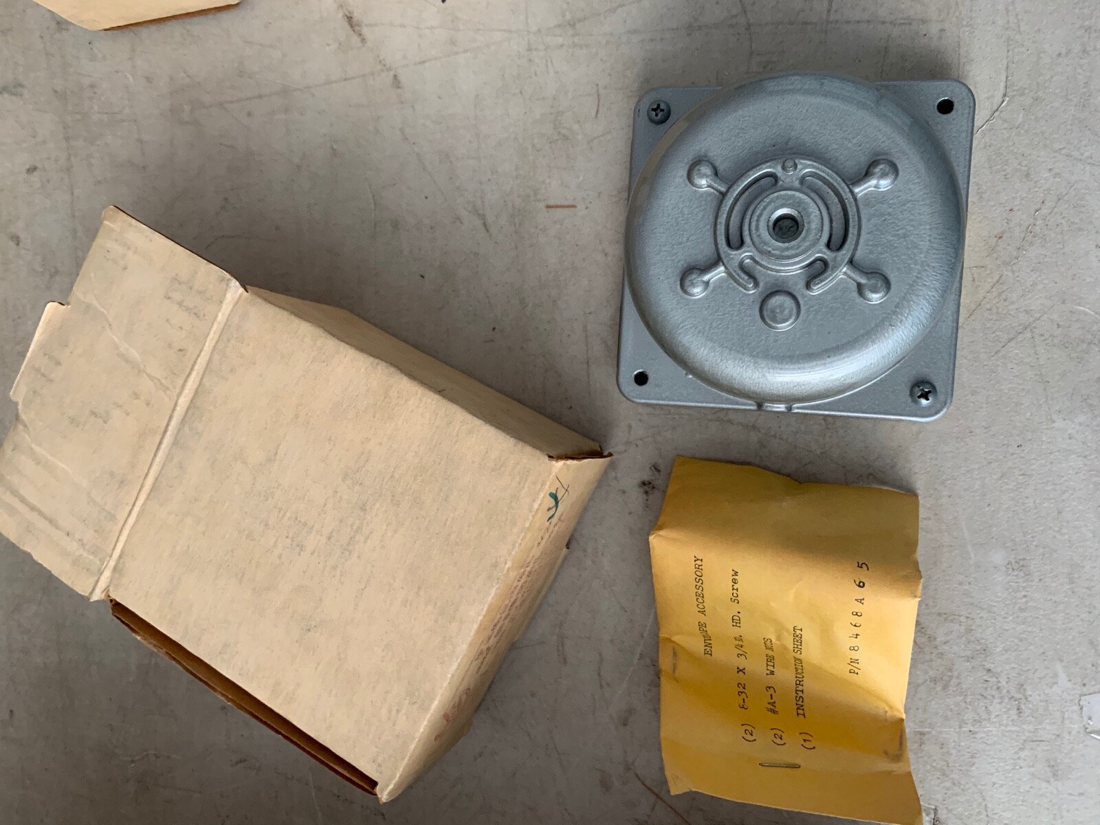 One Vintage Federal Signal Vibratone Bell Model 600 GREY, 125V 0.08AMP, NOS