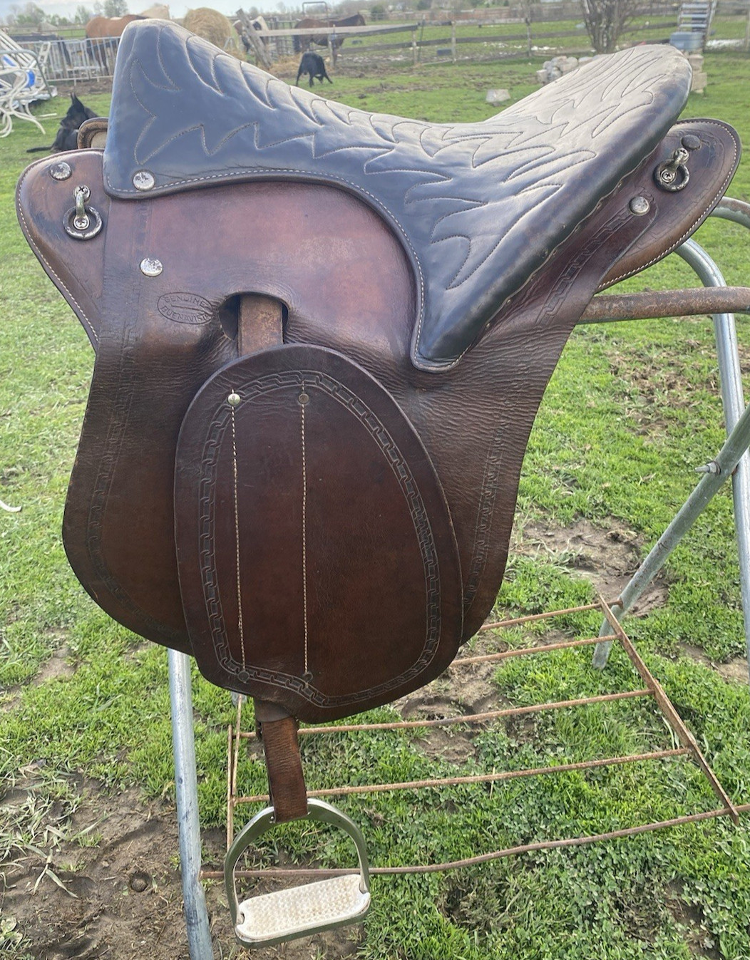 Used 17"  Genuine Buena Vista gaited horse plantation saddle w/fenders