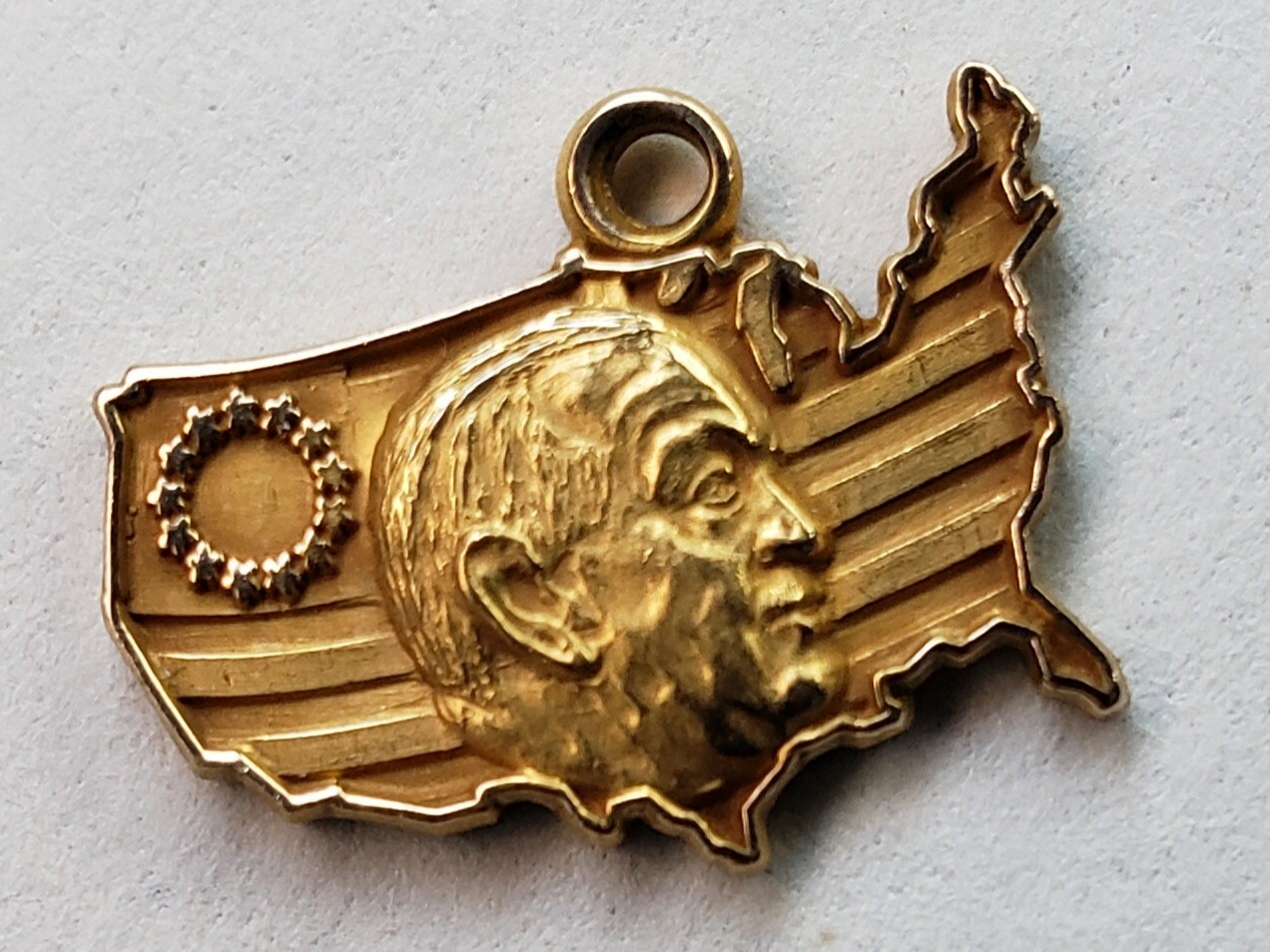 1976 MARCH FOR GEN MACARTHUR PENDANT 10K G.F. JOSTENS RARE FIND FOB