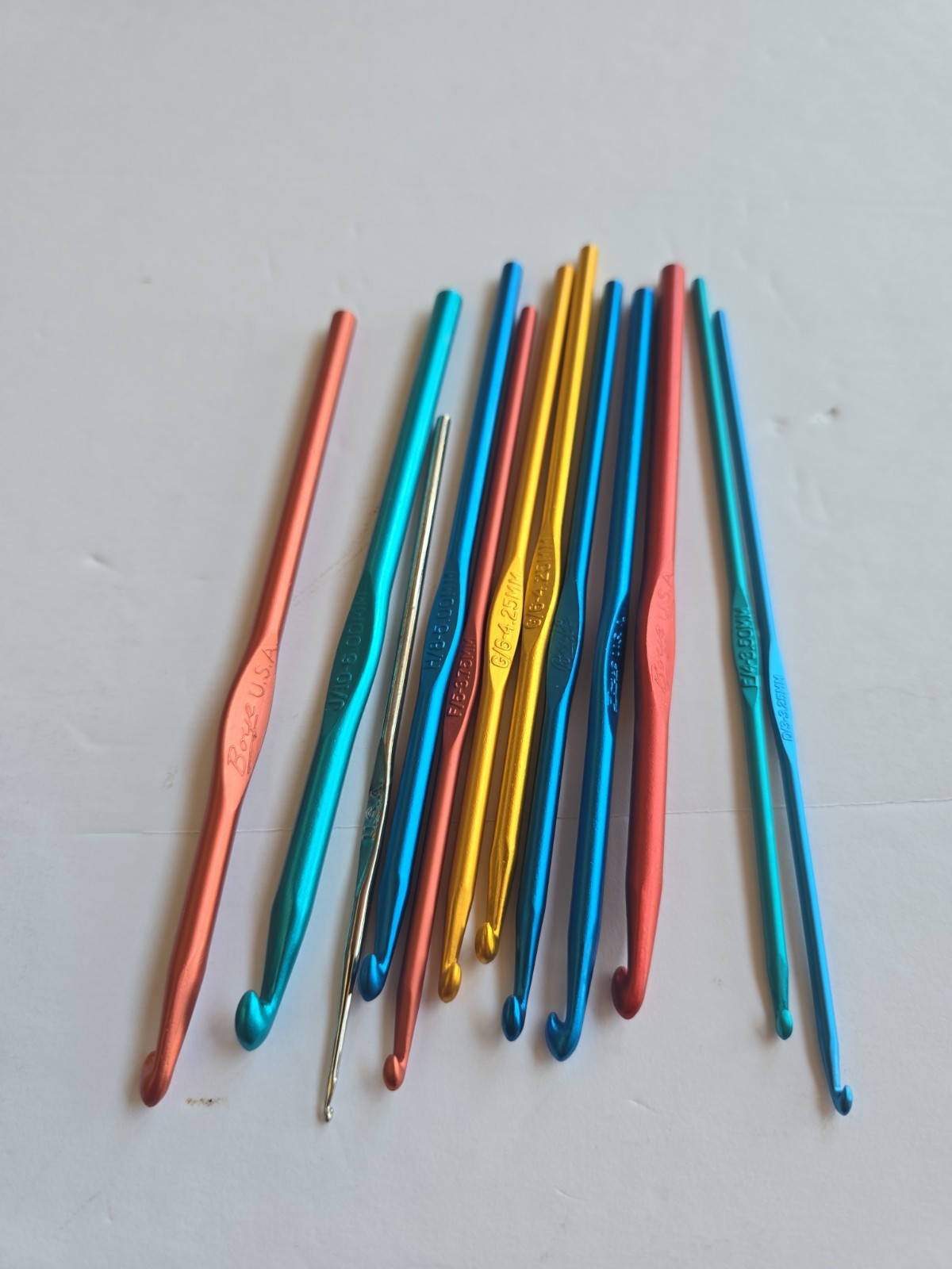 Set/12 VTG Boye COLORFUL Crochet Hooks D E F G H I J 8  USA lot