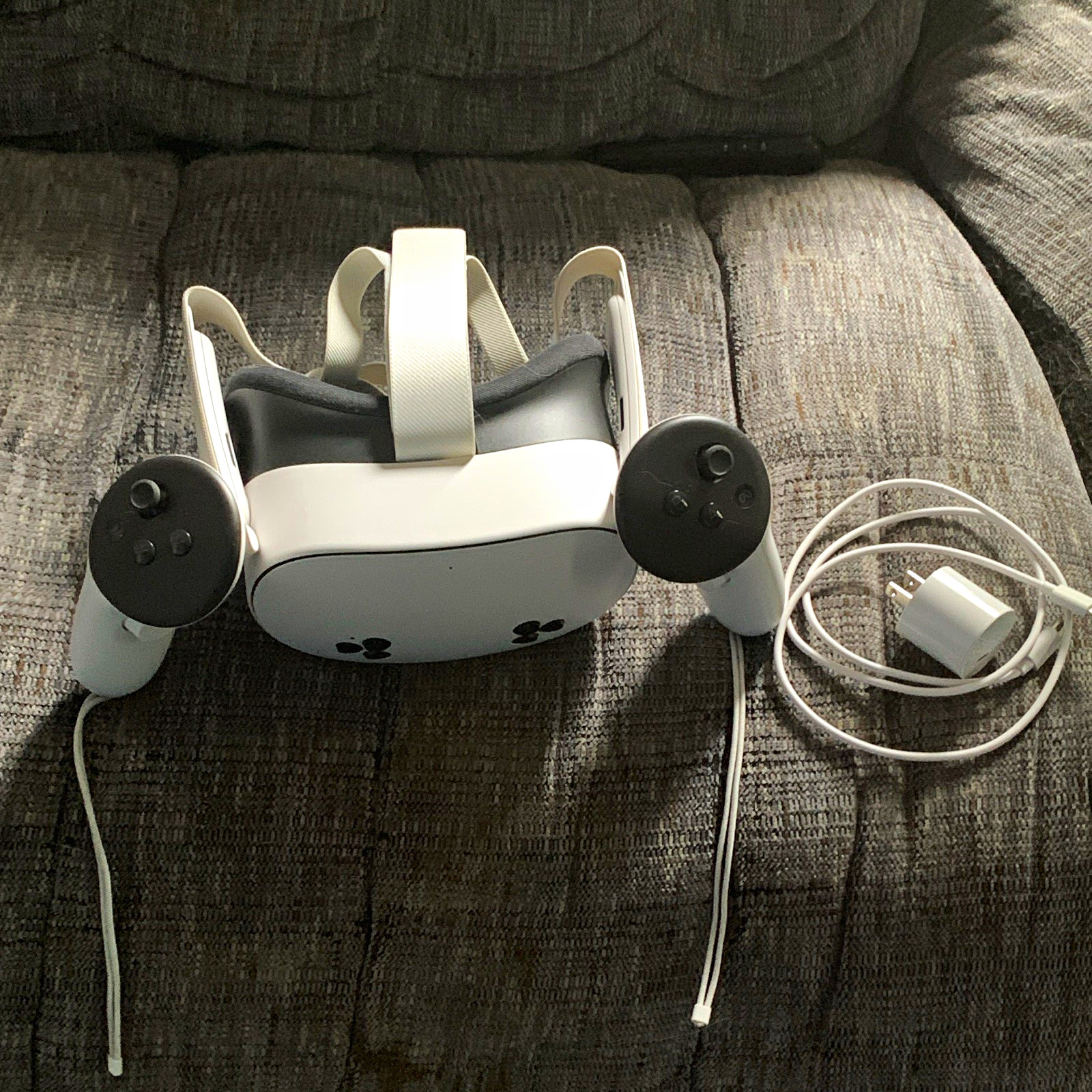 Meta Quest 3s  VR Headset 90Hz White w/ Controllers & Cable 128 gigabytes