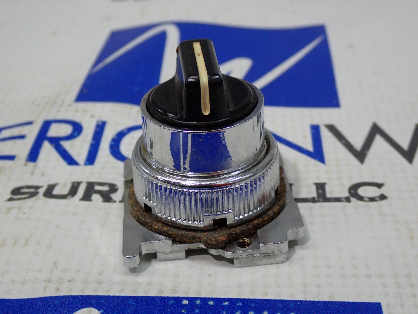 Cutler Hammer 10250T1352 3 POS Selector Switch Operator Lft Maintain RT spring