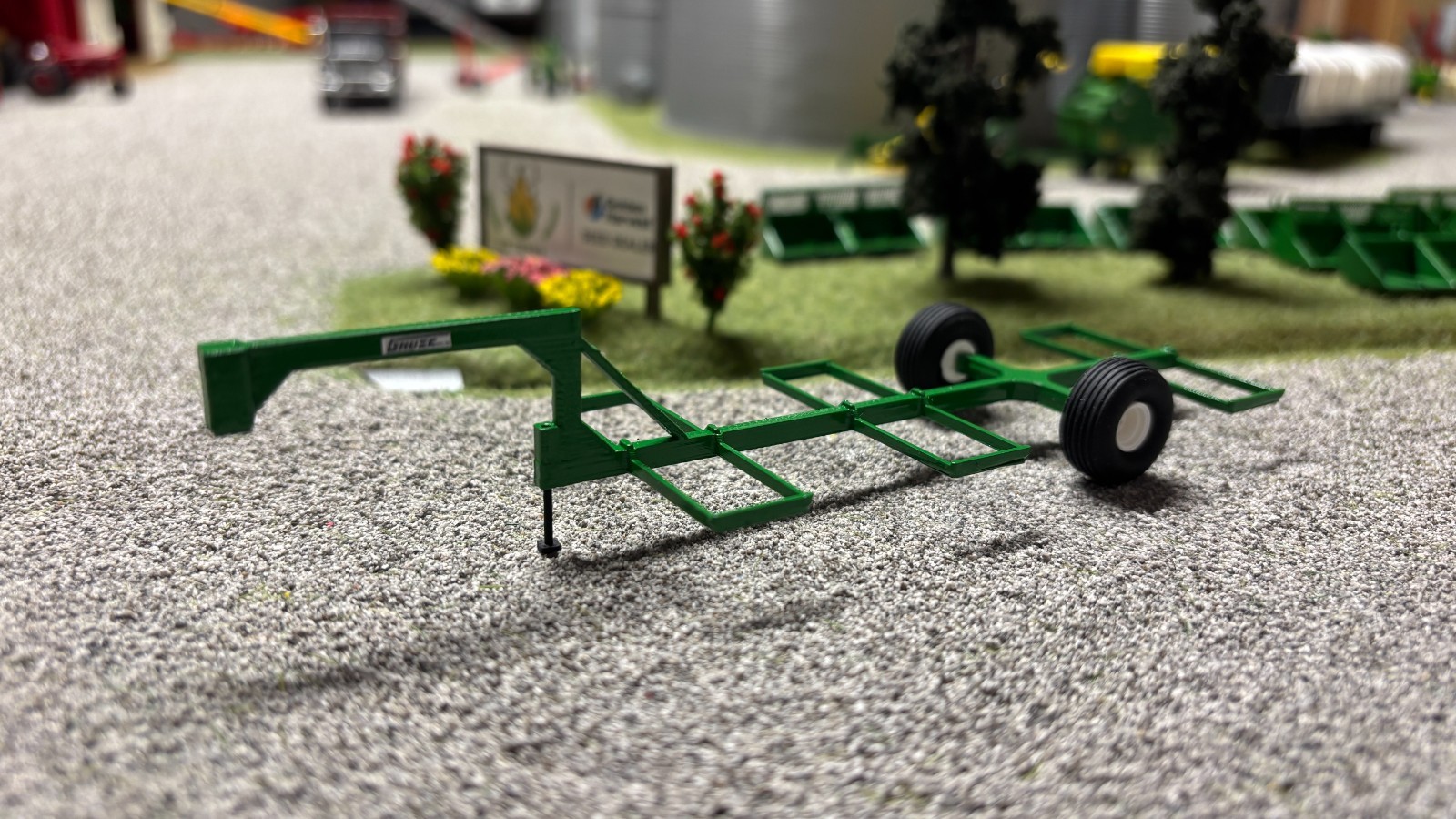 1/64 Gnuse Mfg. Gooseneck 6 Bale Trailer (Green)