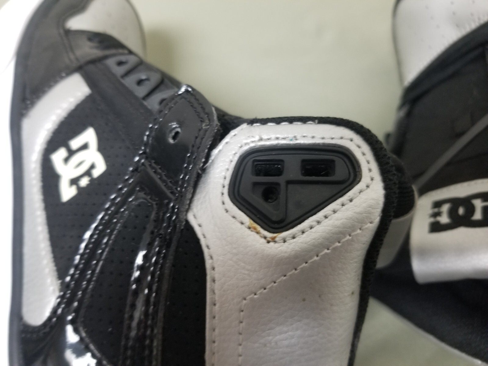 New DC Shoe Co. Mens Spartan Hi WC Skate Sneakers. 302523