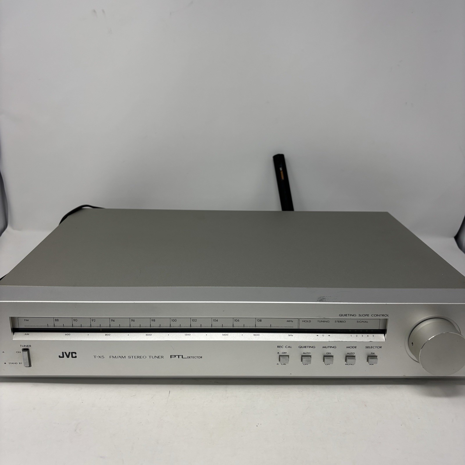JVC T-X5 AM/FM Stereo Tuner Vintage Home Audio Powers On Captures Signal READ