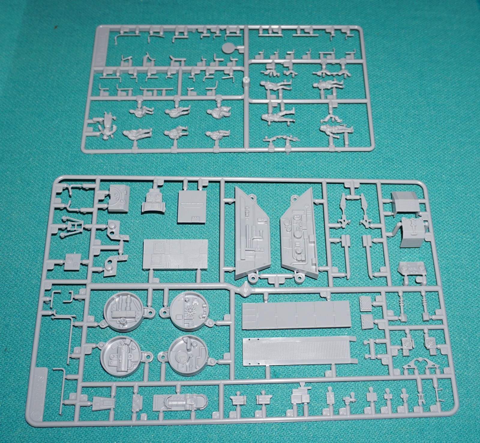 Star Wars Millennium Falcon Fine Molds/Revell 1/72 Sprues F & J Figures Ship Etc