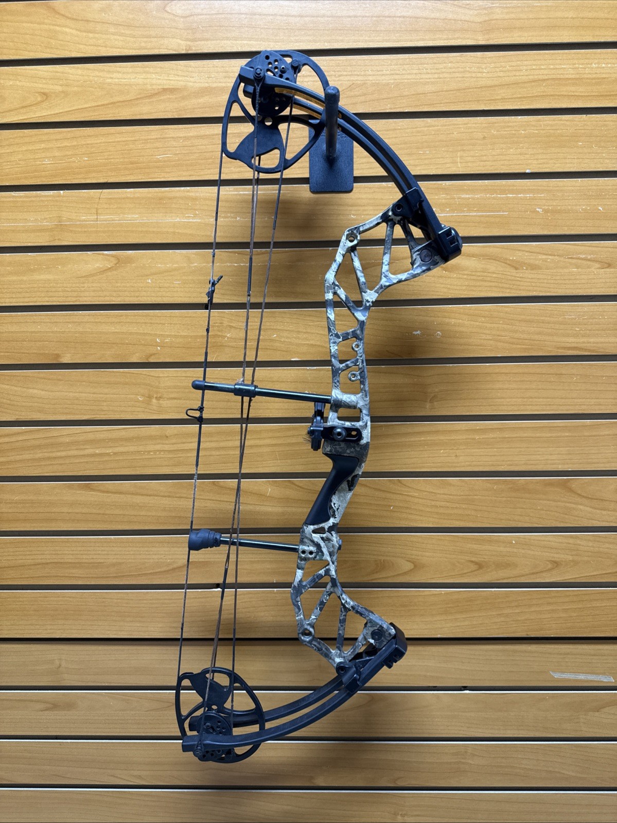Item 4225 - Karnage Archery  Dynamic Compound Bow - 19-31” - 65 lbs Limbs - RH