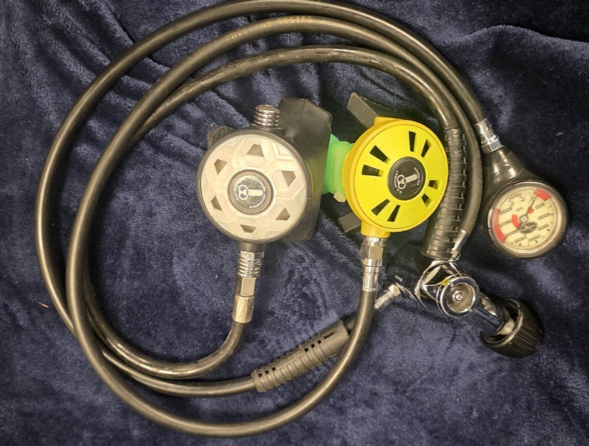 Scuba octopus 1st & 2nd Stage US Divers Regulators + DACOR pressure gauge