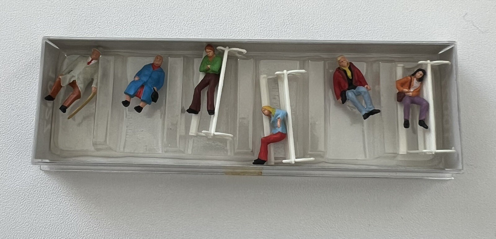 PREISER HO Scale Couples On Benches Figures #10027, NIB