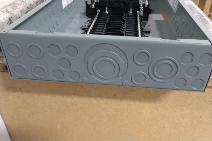 Square D QO124M200P 120/240VAC 200 Amps 24 Space Gray Load Center w/out Cover