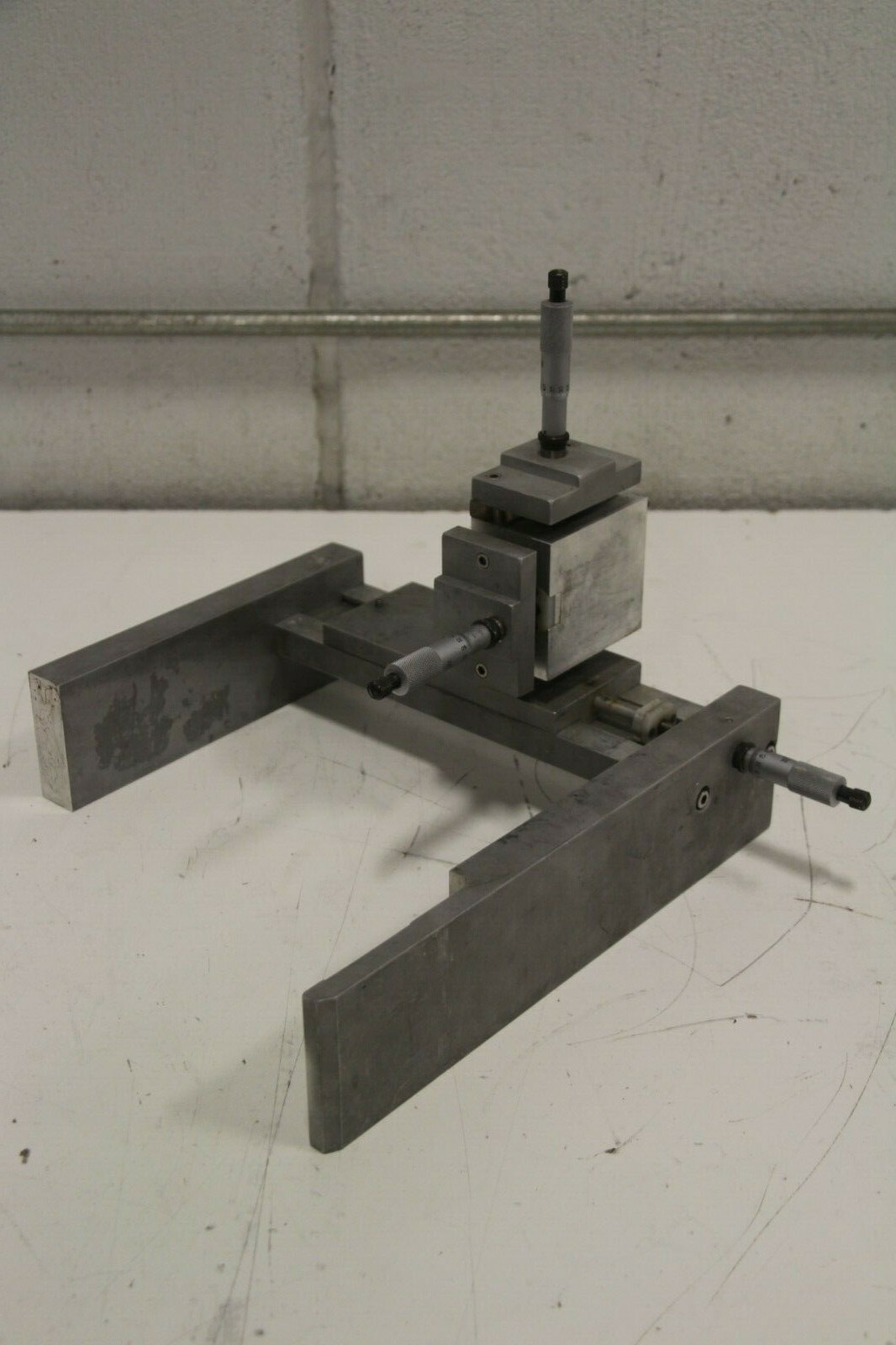 X-Y-Z Aluminum Triple 3-Stage Plat Form with L.S. Starrett Micrometer