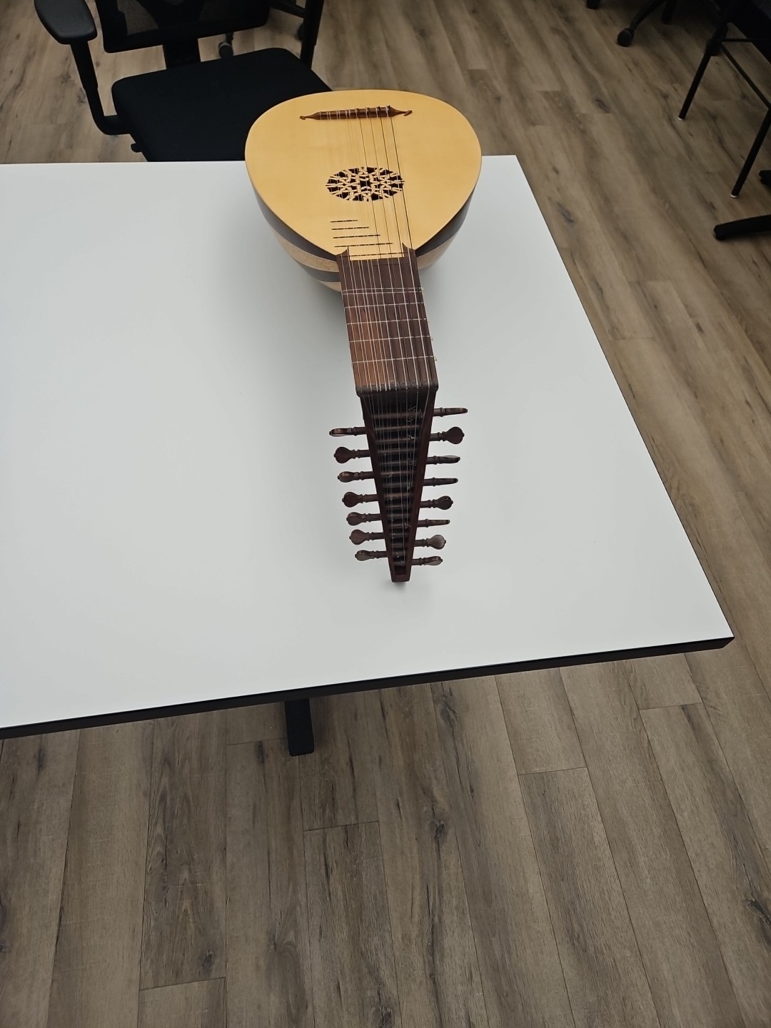 8 course lute in exellent condition.
