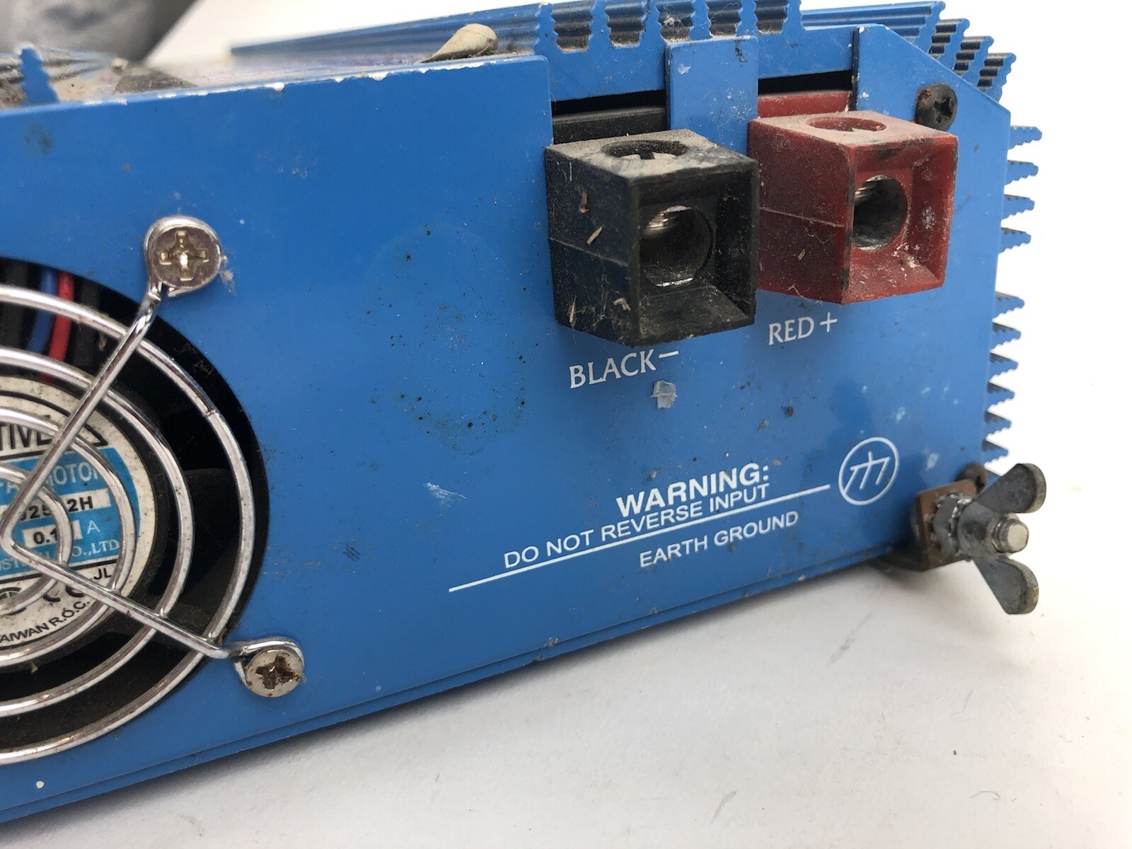 Tracker 1500W Continuous Dc To Ac Power Inverter 2500W Peak - Blue
