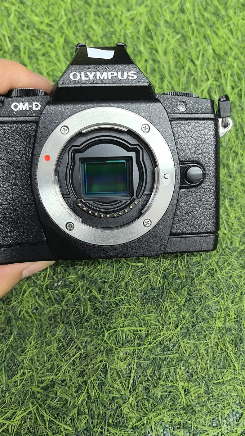 Olympus OM-D E-M5 16.1MP Mirrorless Digital Camera Body only Touchscreen - Black