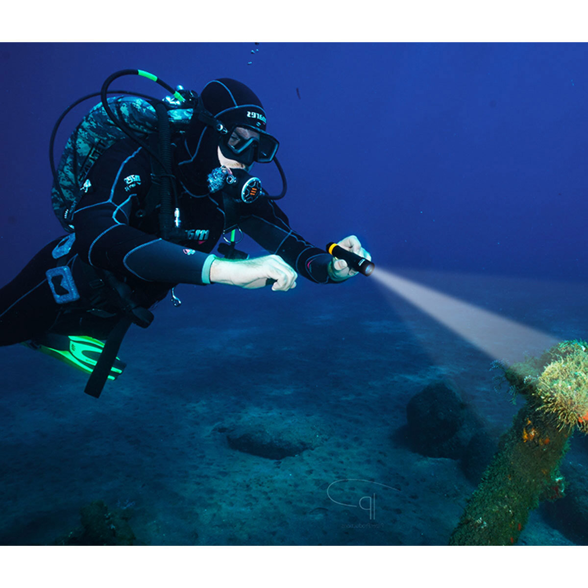 Orcatorch D700 1700 Lumens Dive Light with 2 batteries