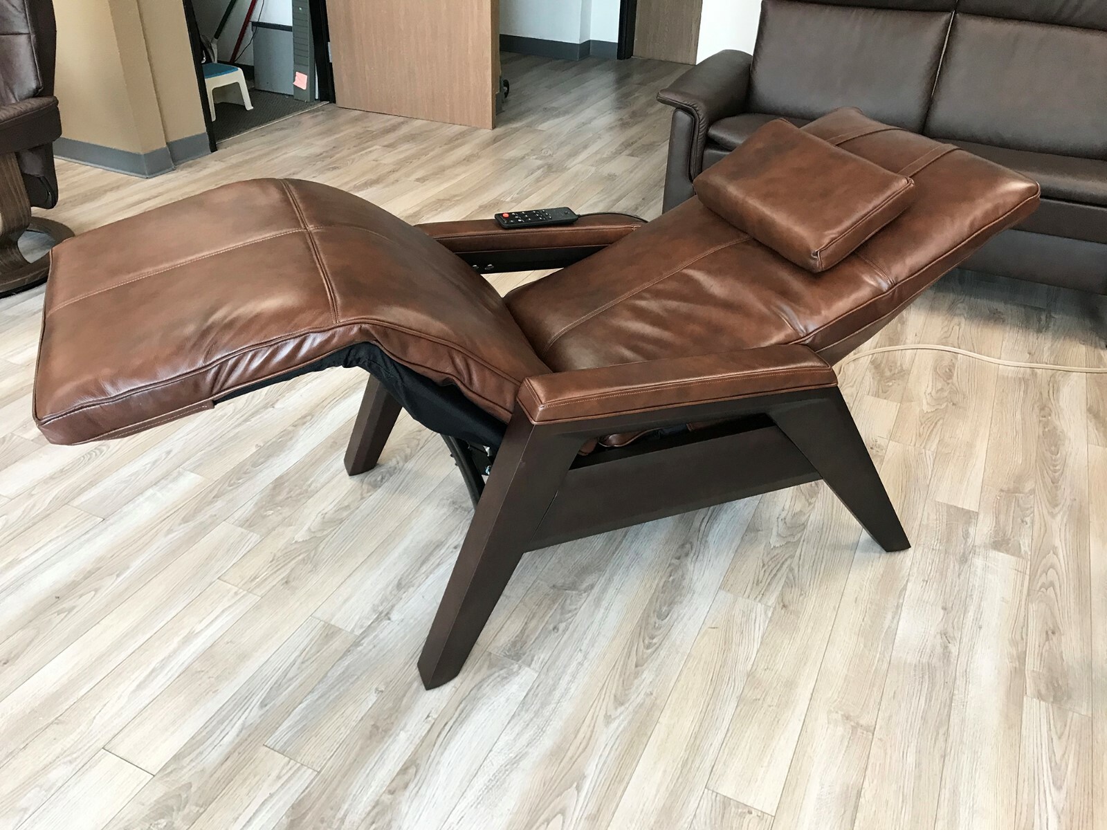 Human Touch Gravis ZG Zero Gravity Recliner Massage Chair + Heat Saddle Leather