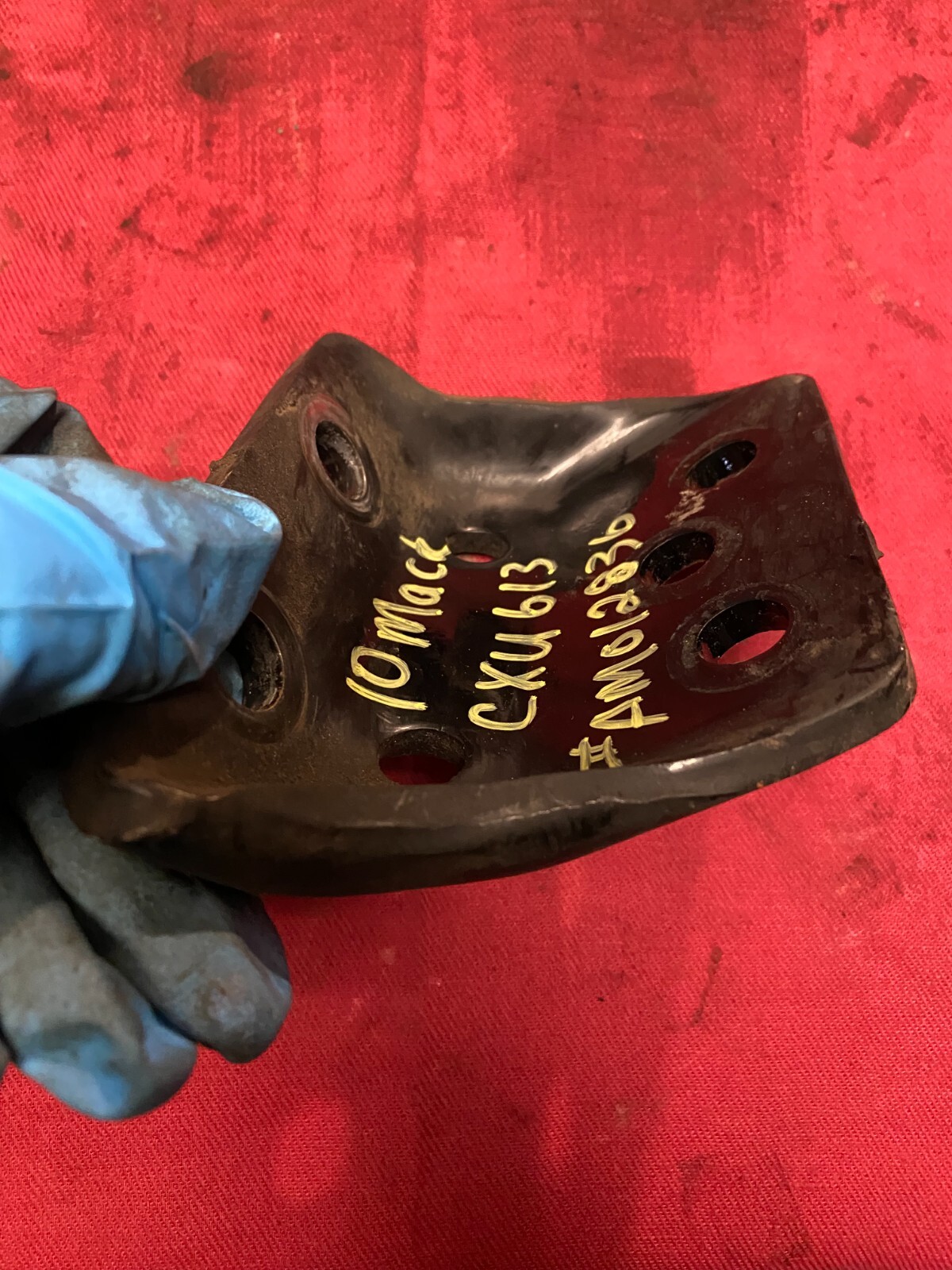 MACK CXU613 / VOLVO TOP BRACKET 20730597