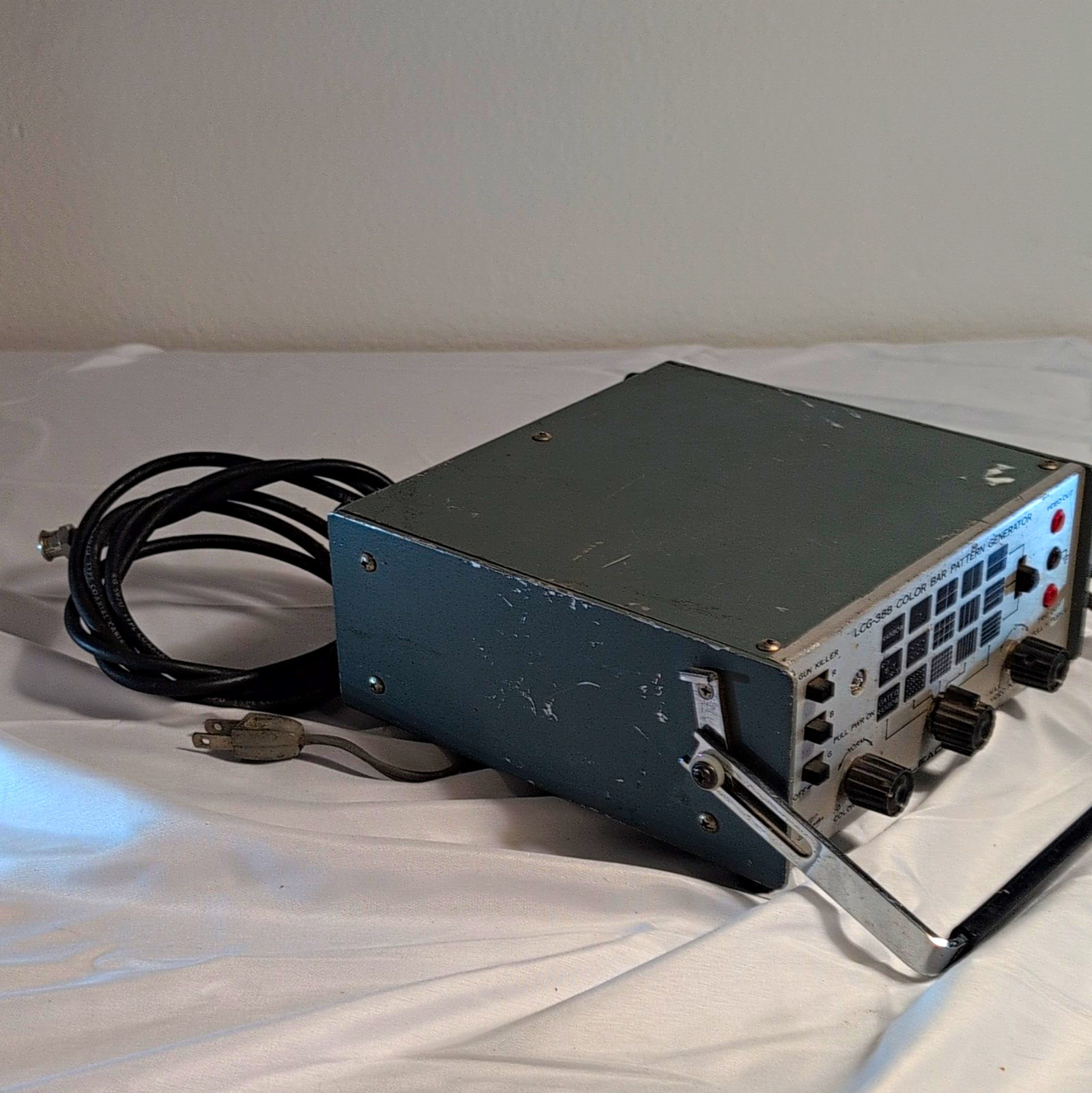 Leader LCG-388 Color Bar Pattern Signal Generator Video Test Equipment CRT Test
