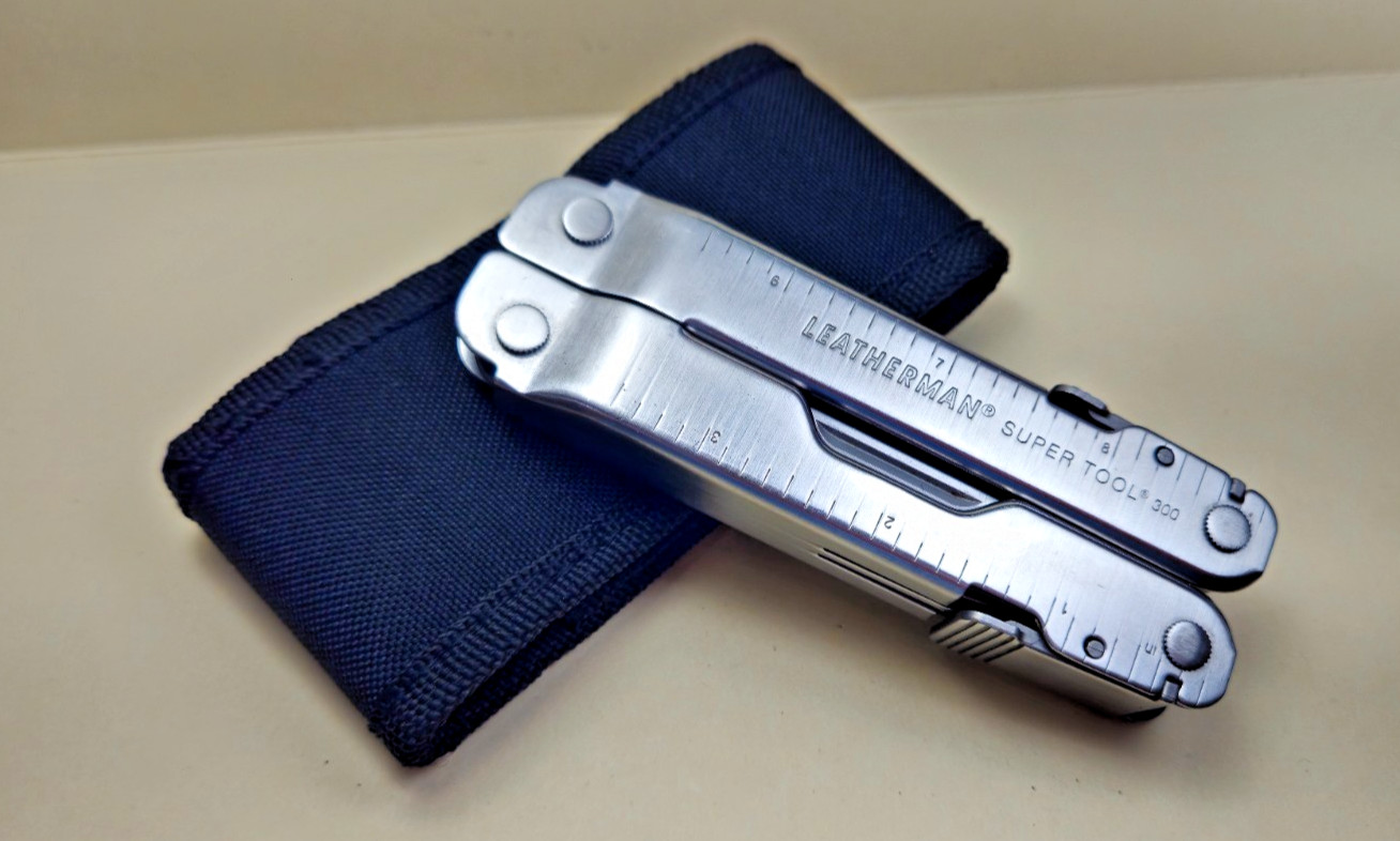 Leatherman Super Tool 300 Multi-Tool Stainless Pliers/ Wire Cut w/ Sheath