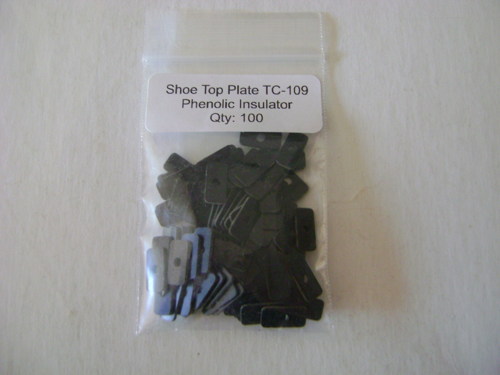 Lionel TC-109 Shoe Top Plate Phenolic Insulator (pkg. of 100)