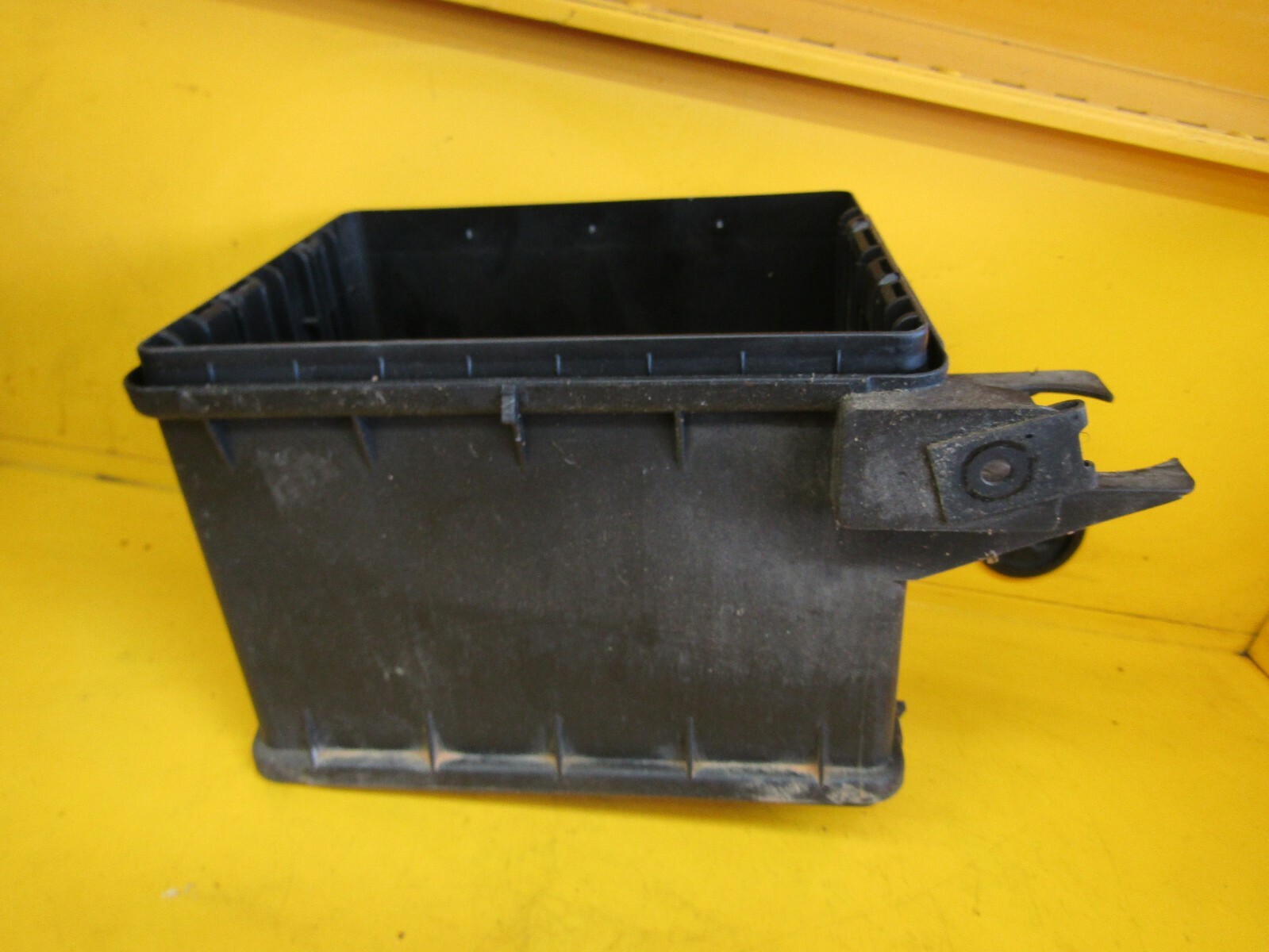 1998-2000 Volvo S70 2.4L OEM module/computer box (no lid just box) 98 99 00