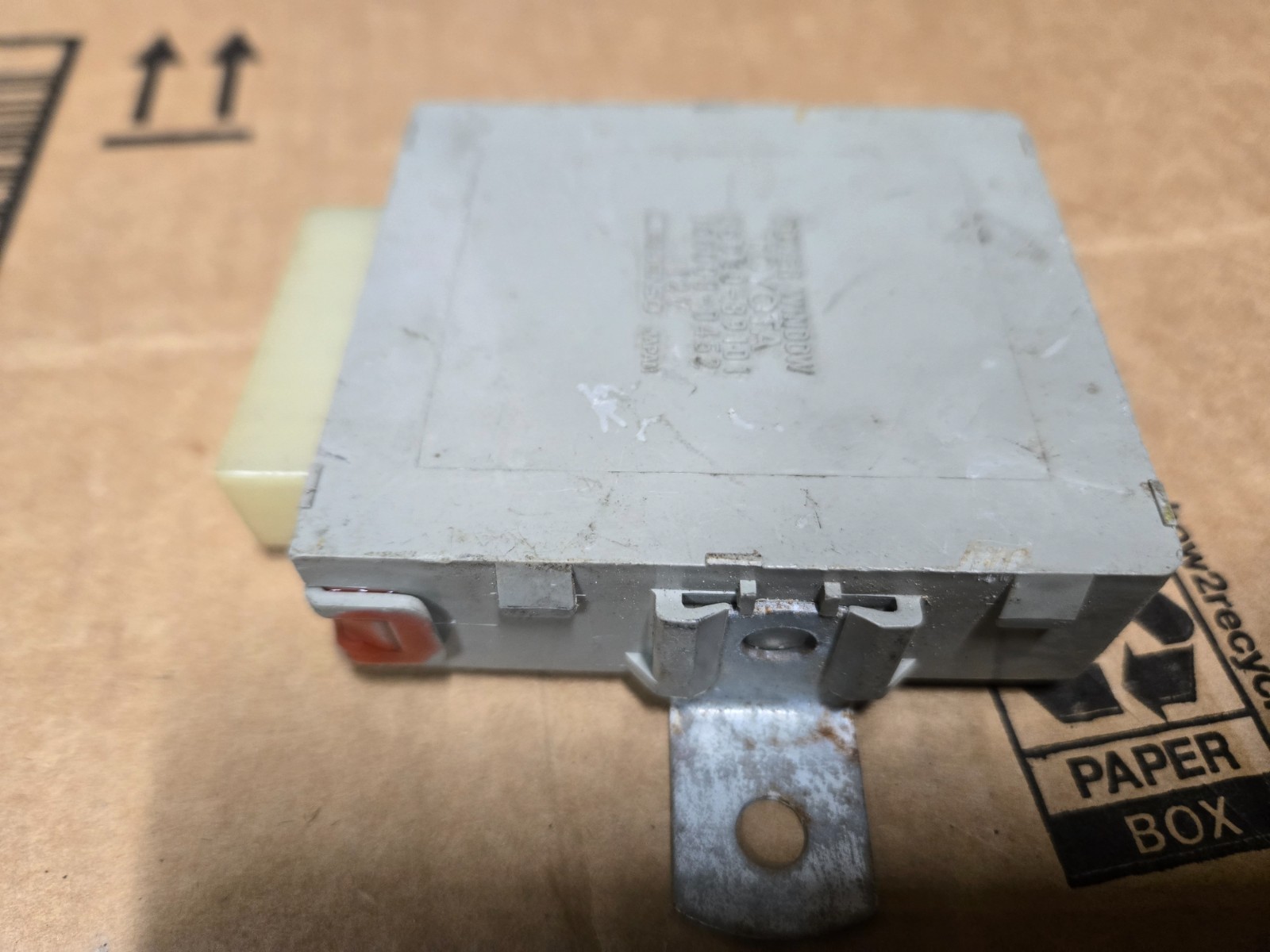 84-89 Toyota 4Runner Rear Tailgate Window Control Module OEM 85930-89101