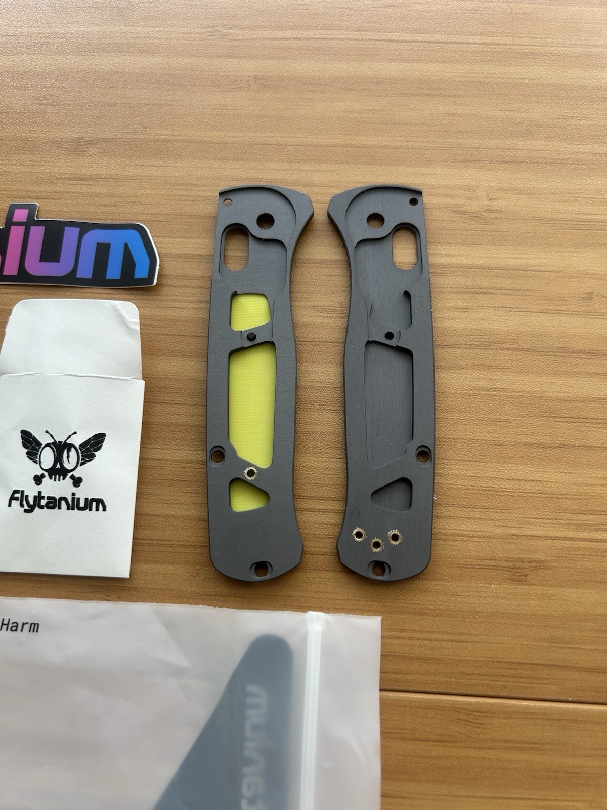 Benchmade Bugout 535 Flytanium Modulator Scales - Gray Alum / Lemon Yellow G10
