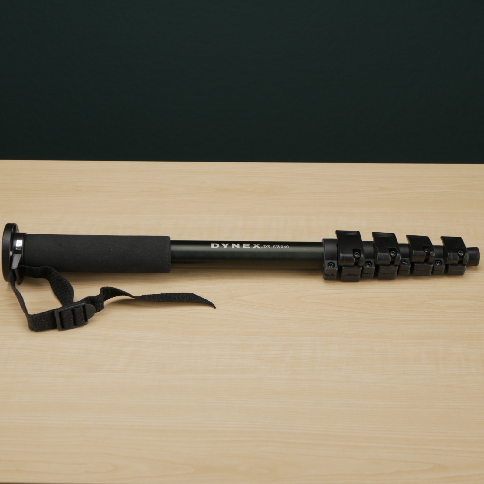 Dynex DX-SW040 Aluminum Monopod 18.5" folded, 68 9/16" extended, weighs 1.06lbs