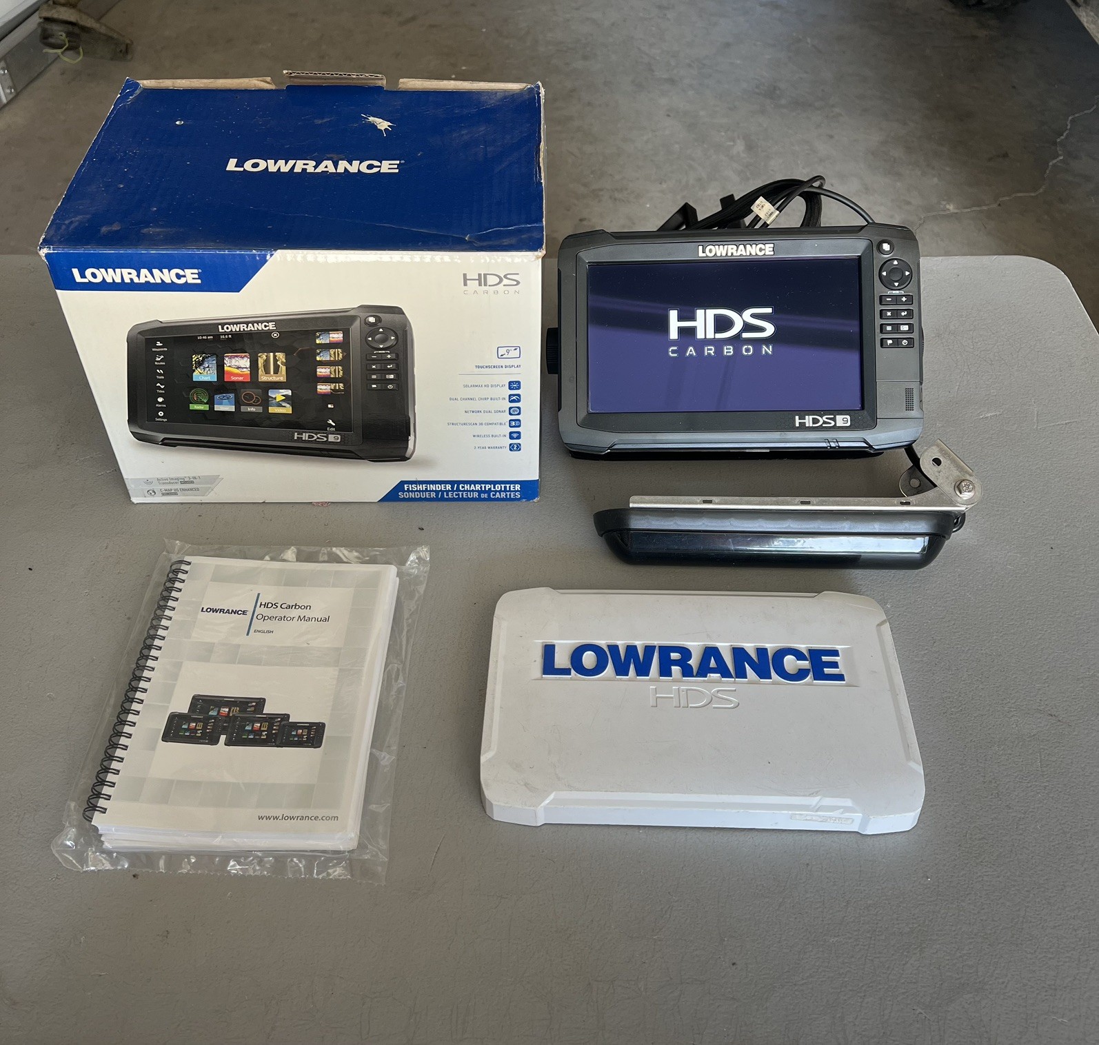 Lowrance HDS Carbon 9" with Active image 3-in-1 transducer and chart plotter