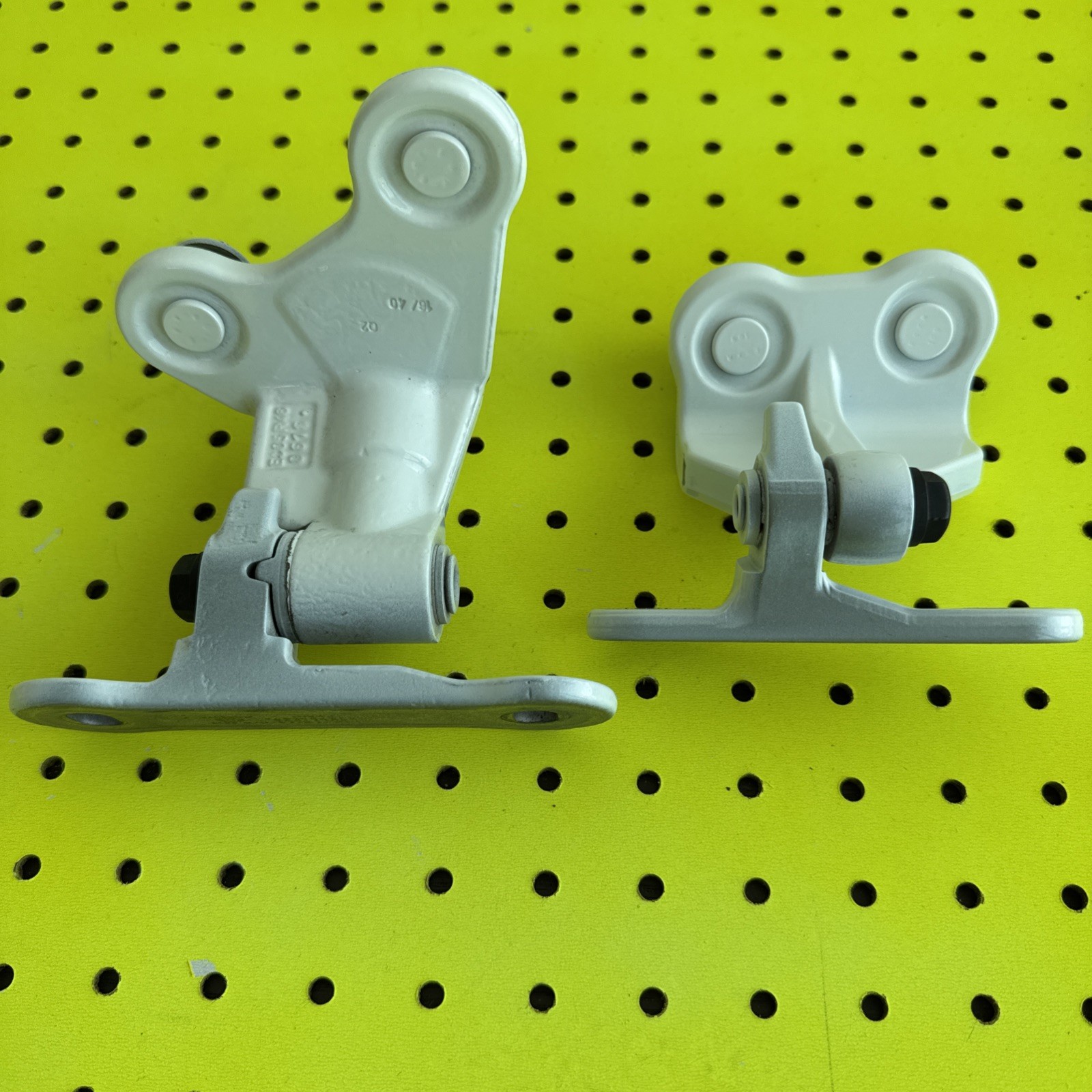 2014 - 2017 MERCEDES S550 W222 REAR RIGHT SIDE DOOR HINGE SET OF 2 OEM WHITE_799