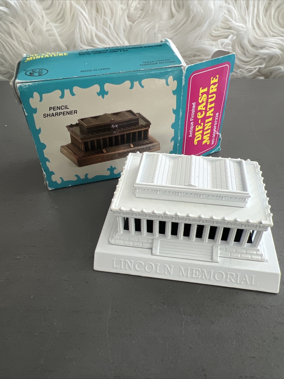 LINCOLN MEMORIAL WHITE DIE CAST METAL COLLECTIBLE PENCIL SHARPENER NEW / BOX