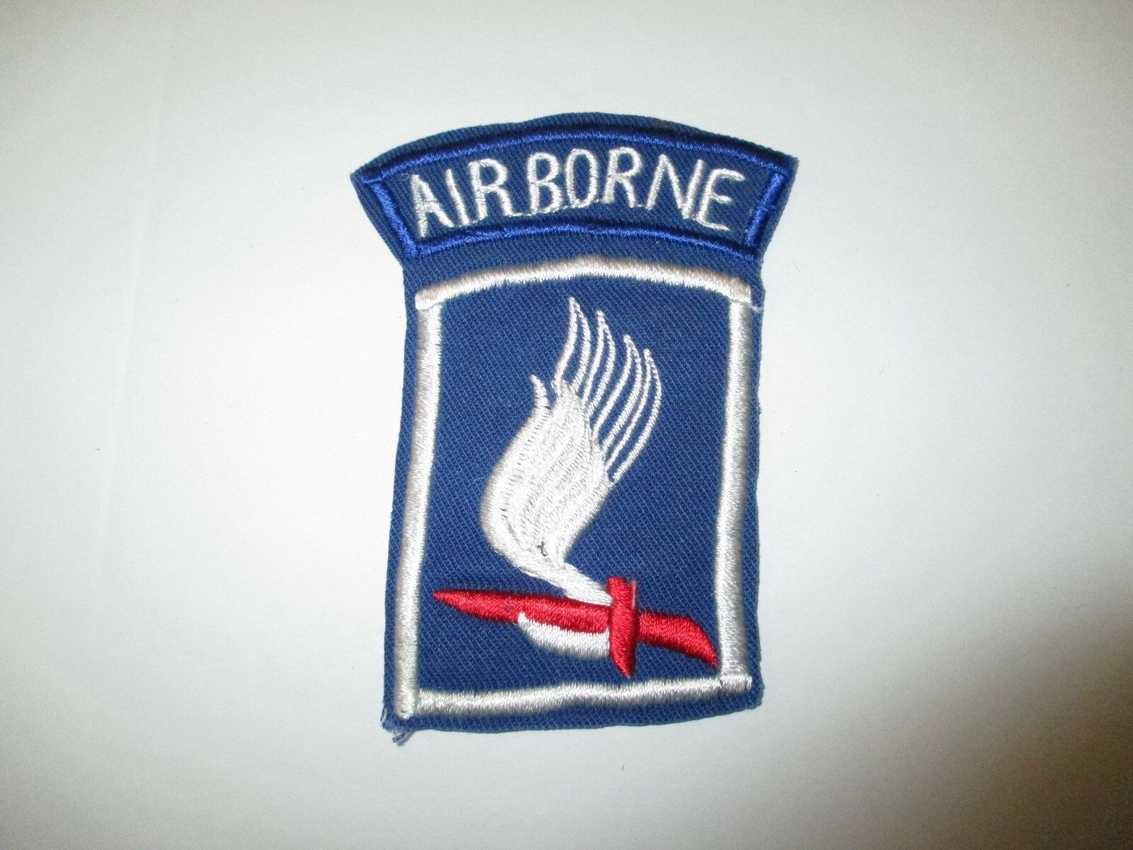 b7159 US Army Vietnam Airborne 173rd patch on cotton IR40C